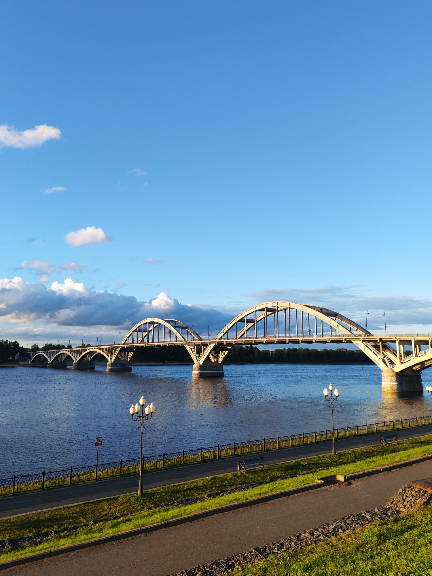 Golden hour along the river and streets of Bol'shie Mkhi