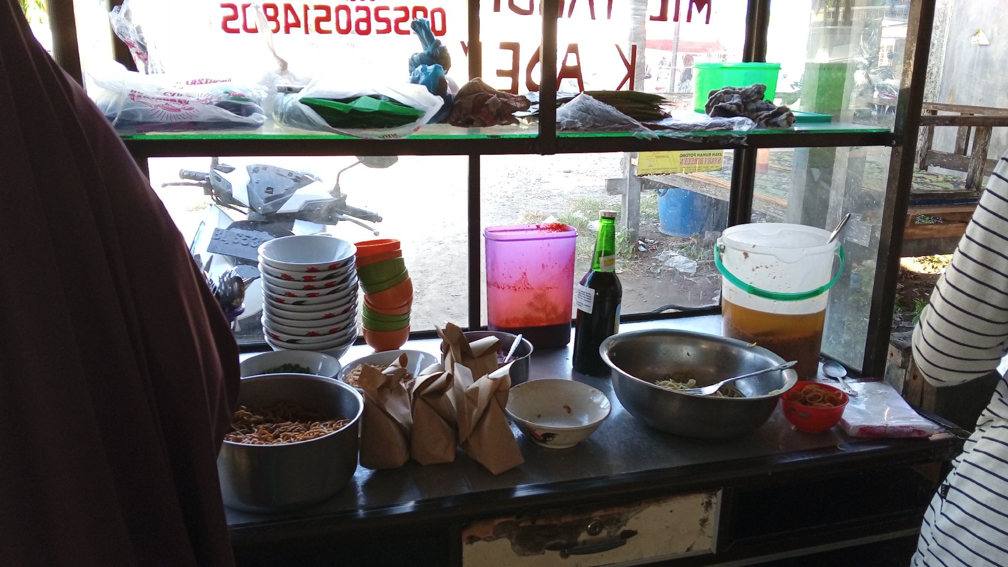 Noodle stall in full swing on an Uteunreutoh street