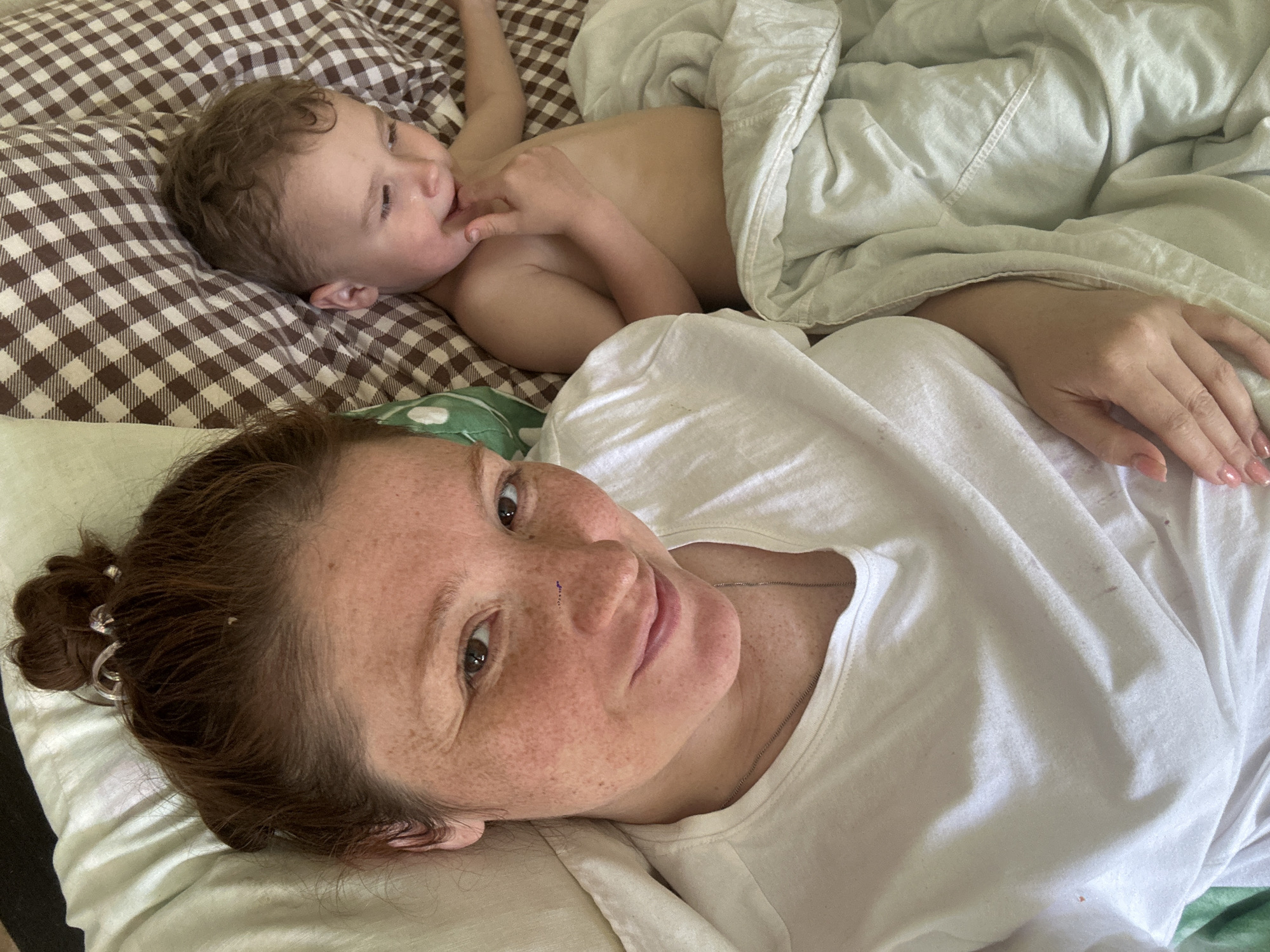Morning family moments captured in Nizhny Novgorod home