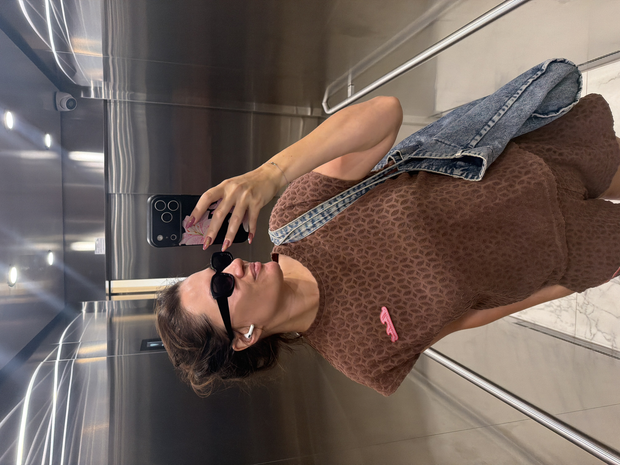 Elevator selfie and a sleeping cat in Belgrade