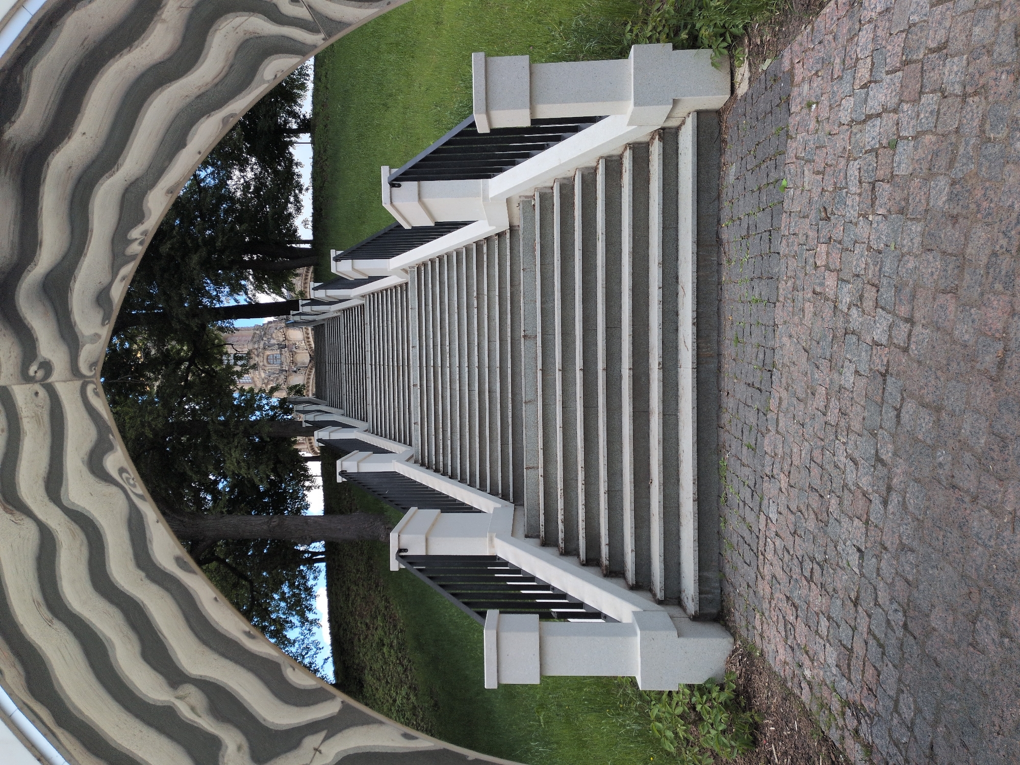 Walking tour captures Dubrovitsy church, monuments, residential streets near Moscow
