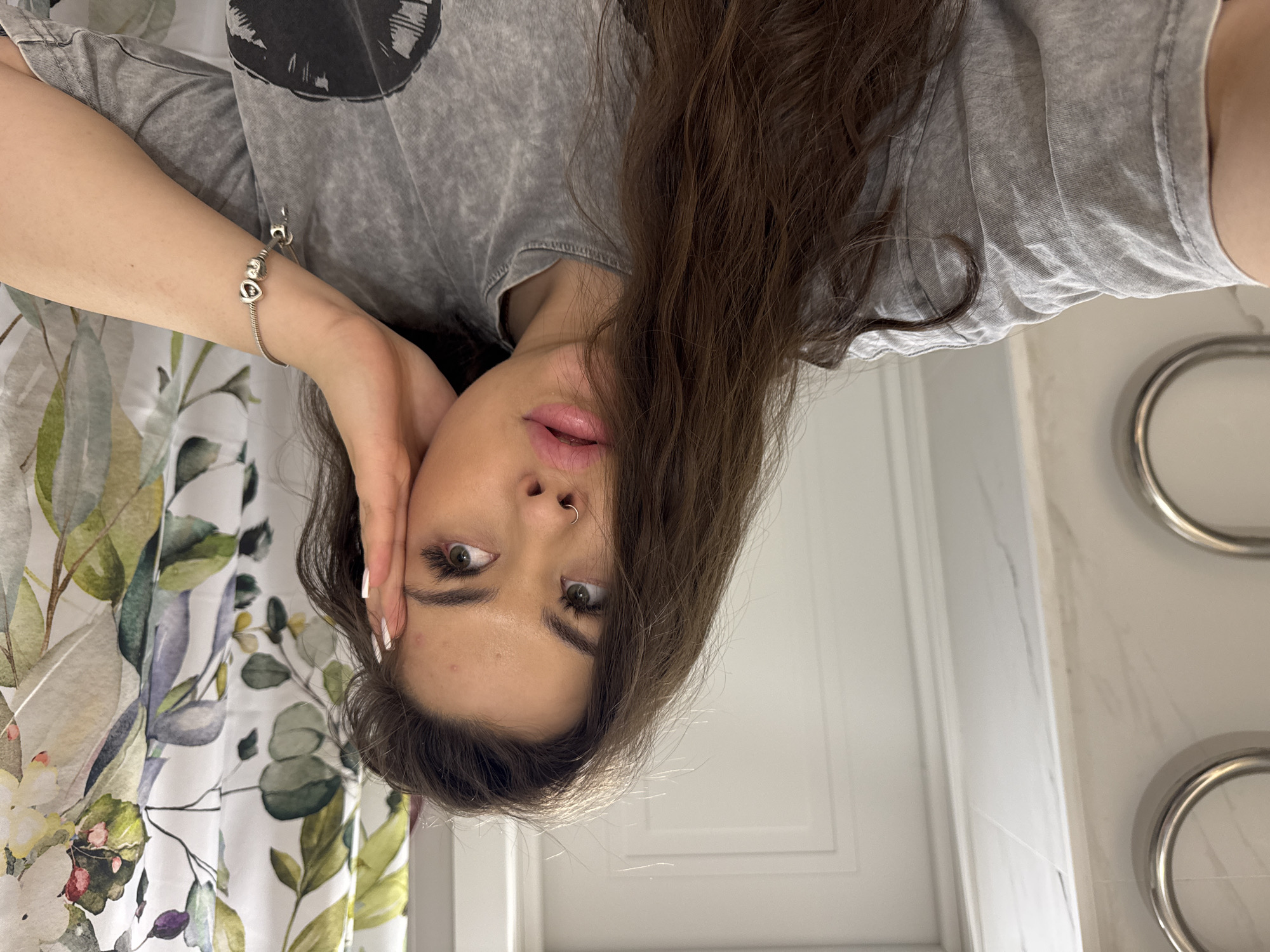 Woman takes bathroom selfies with pink phone in Murino