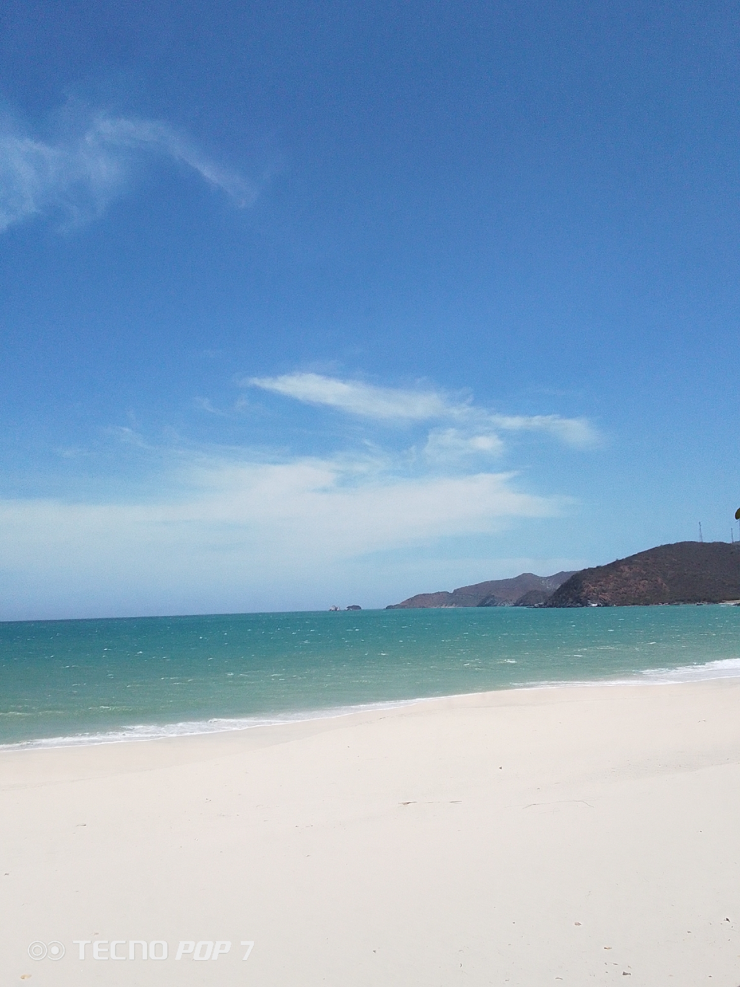 Clear skies and turquoise waters documented at Pedro González beach