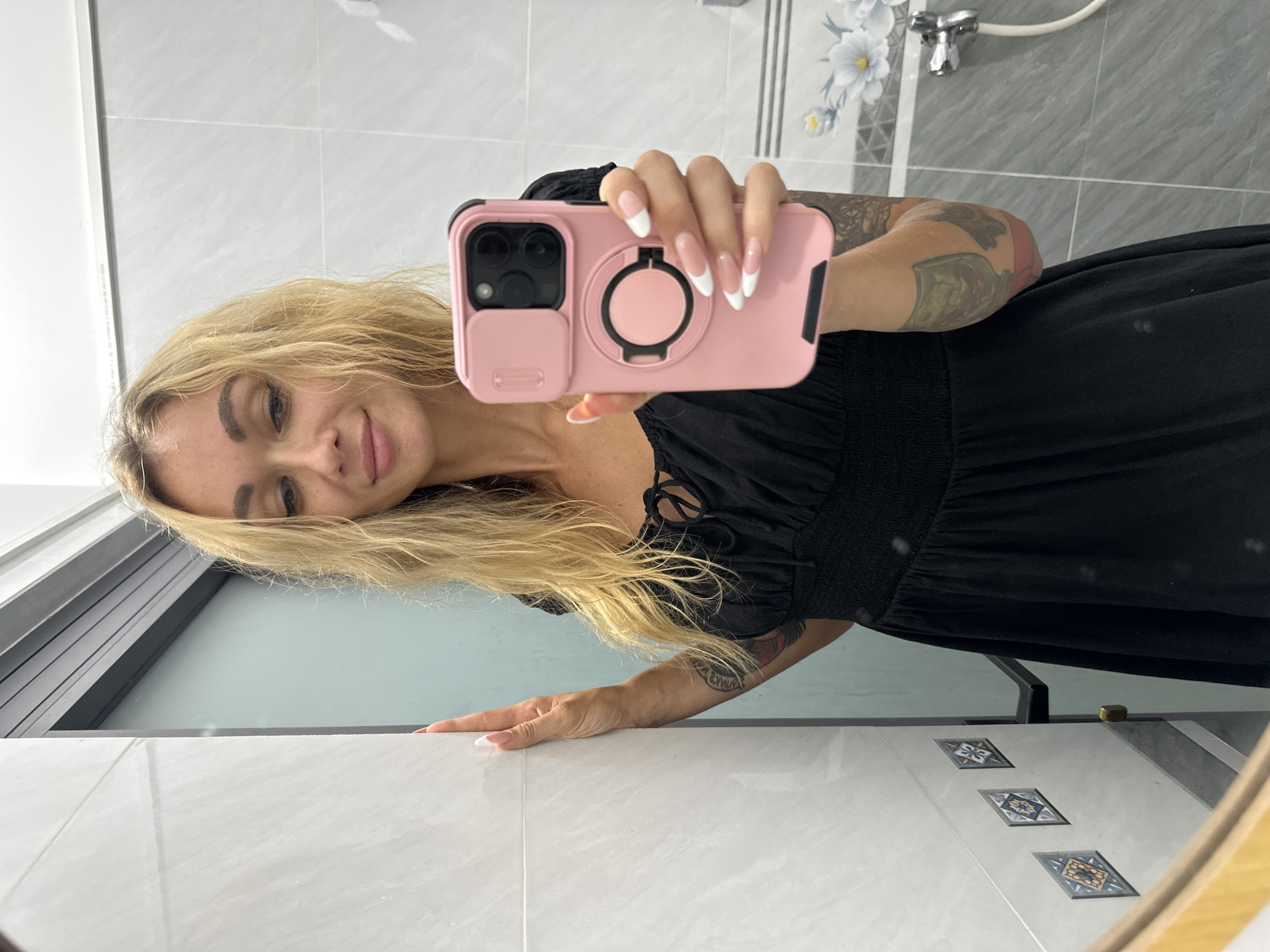 Tourist documents lunch and selfies in Mũi Né, Vietnam