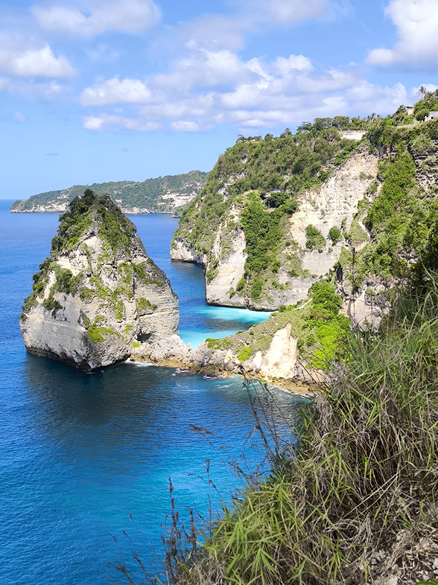 Tourists document dawn visit to Nusa Penida's Kelingking Beach