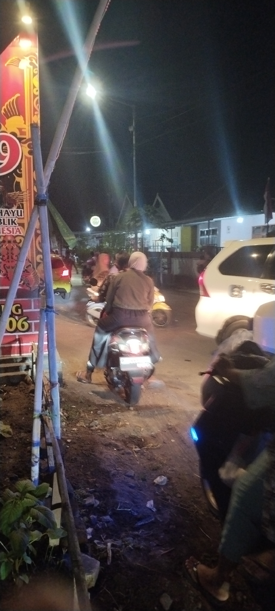 Evening street activity around shops and food stalls in Keting