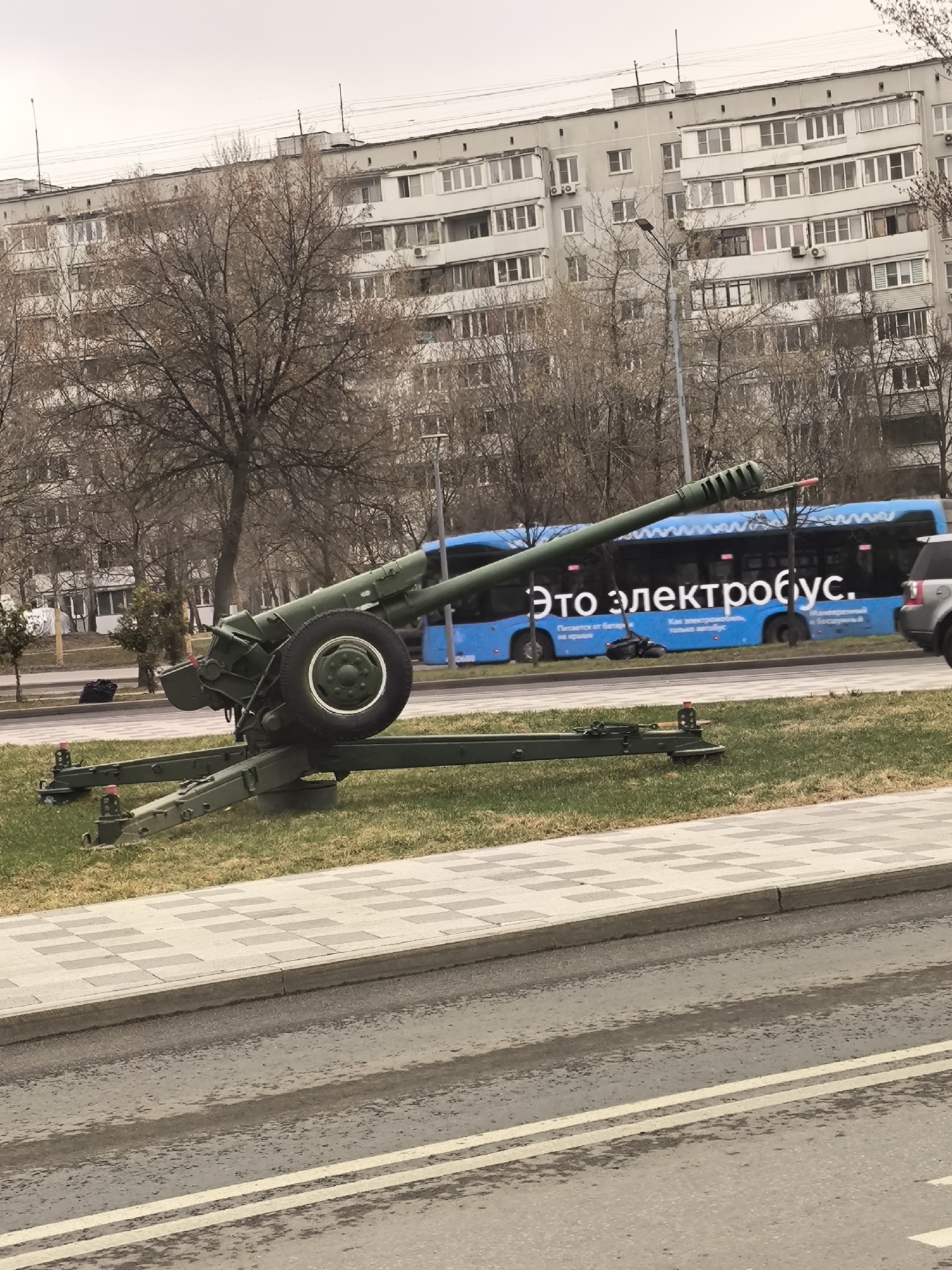 Moscow street scenes captured showing cannon display and roundabout sculpture