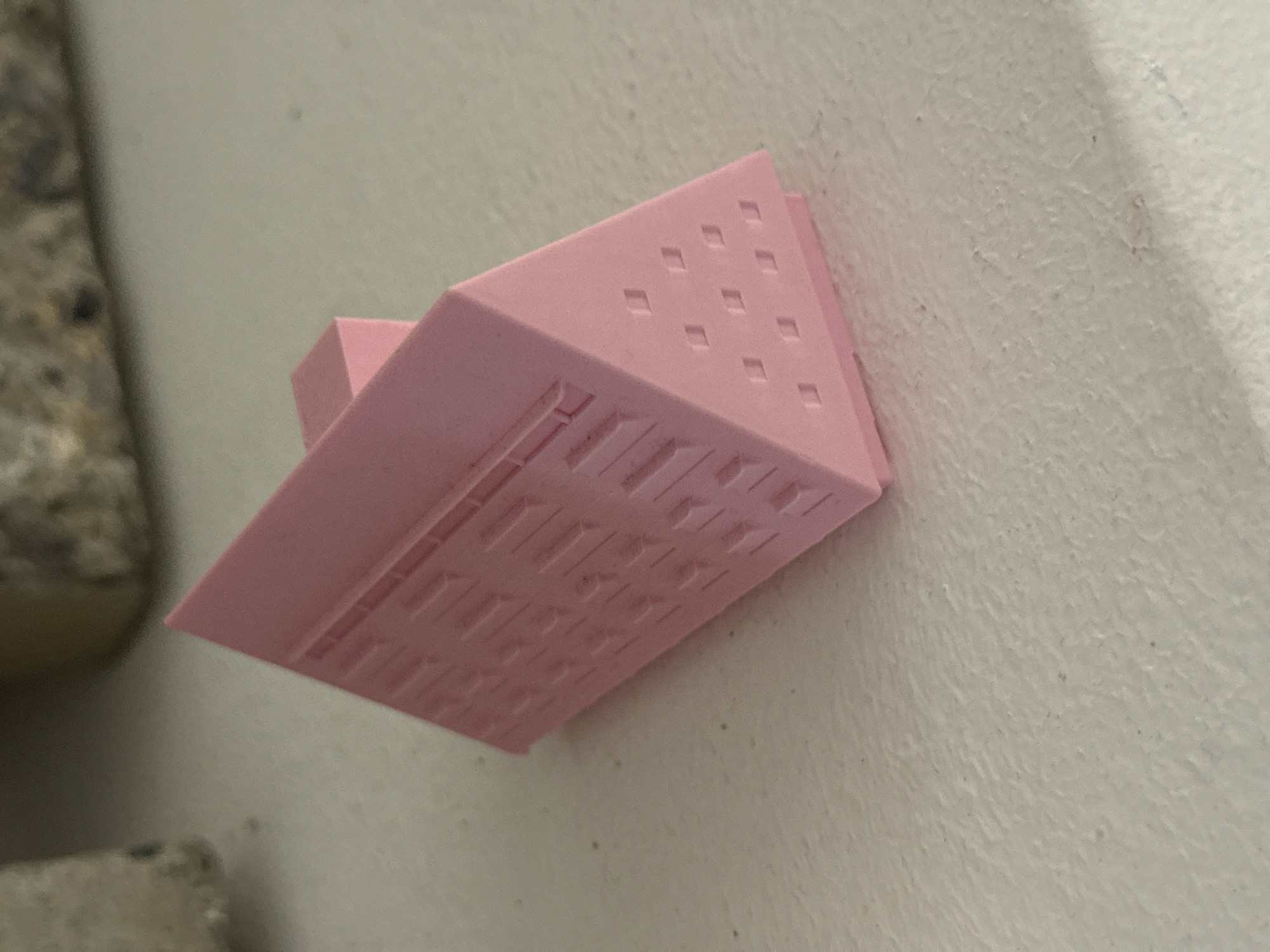 Geometric pink object and blue color display observed in Milan