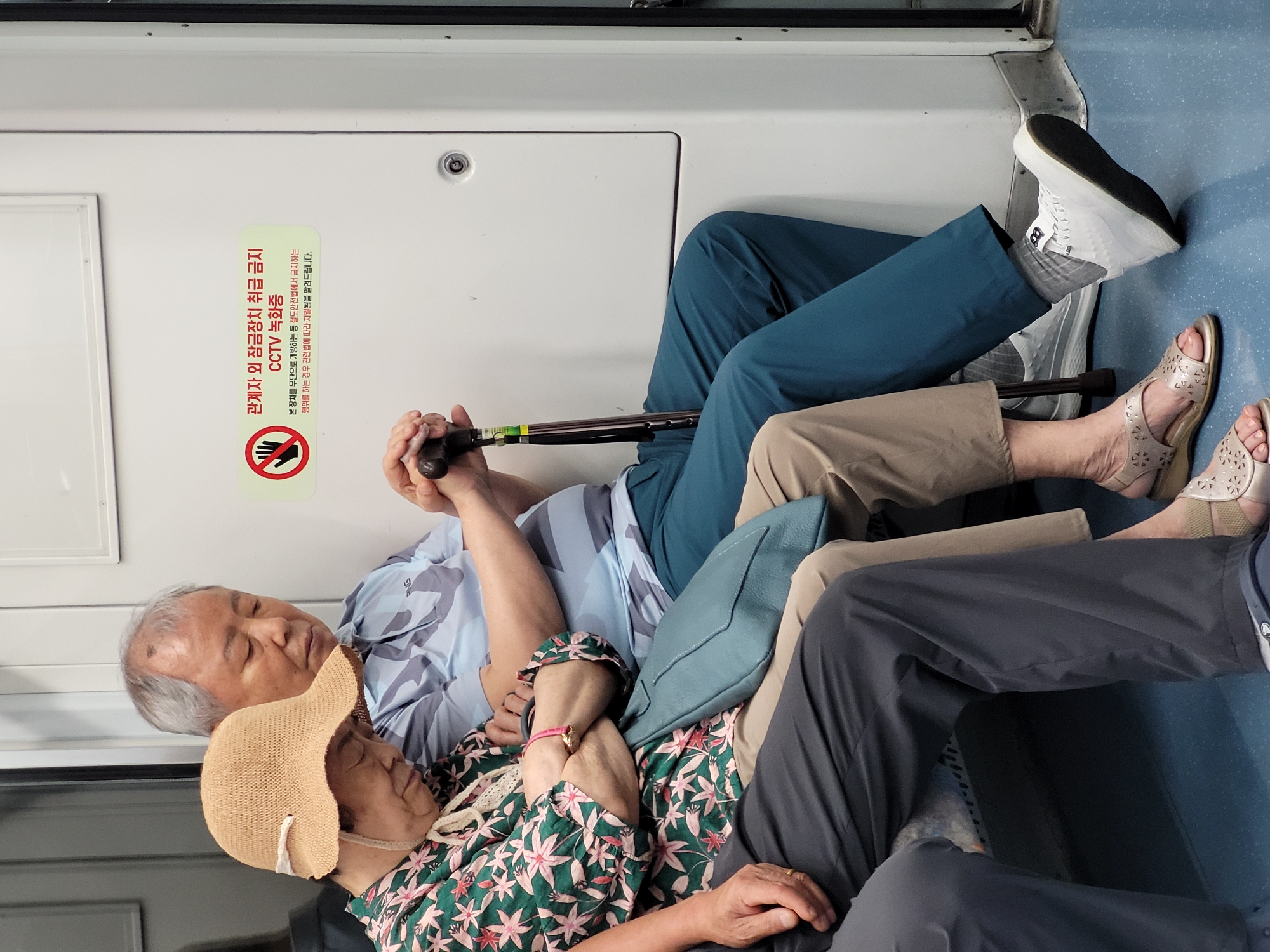 Subway ride details in Incheon: resting passengers and a charmed bag