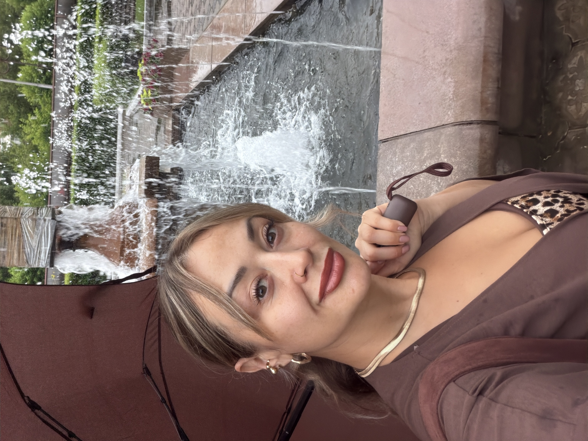 Quick sunny moments by a Krasnoyarsk fountain, pink umbrella in tow