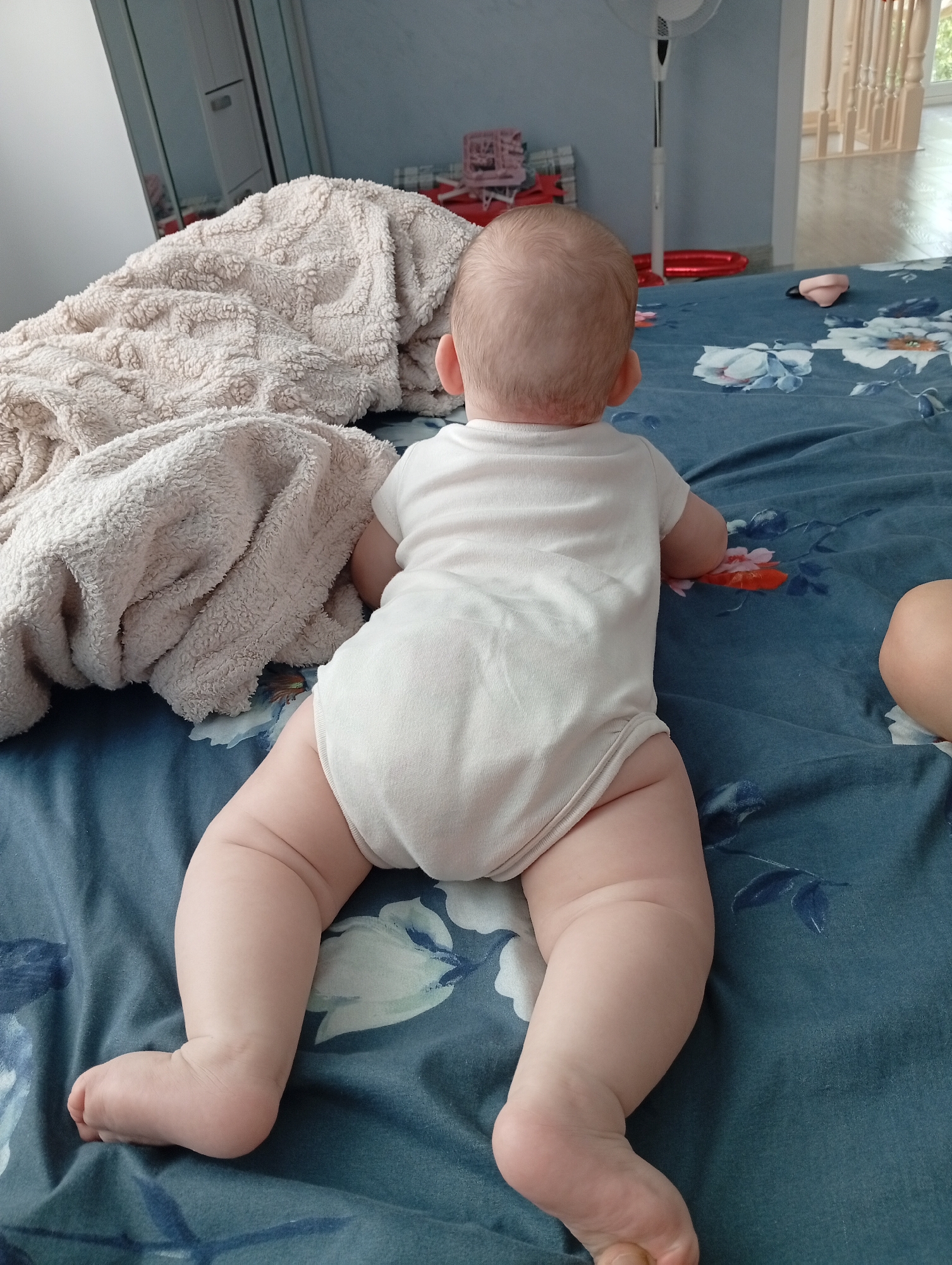 Quiet morning moments with a newborn in Pănășești