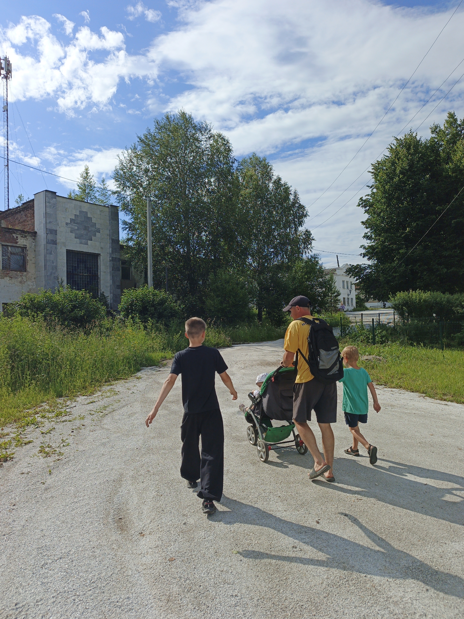 Summer afternoon in Medvedyovka — roads, gardens, and railways