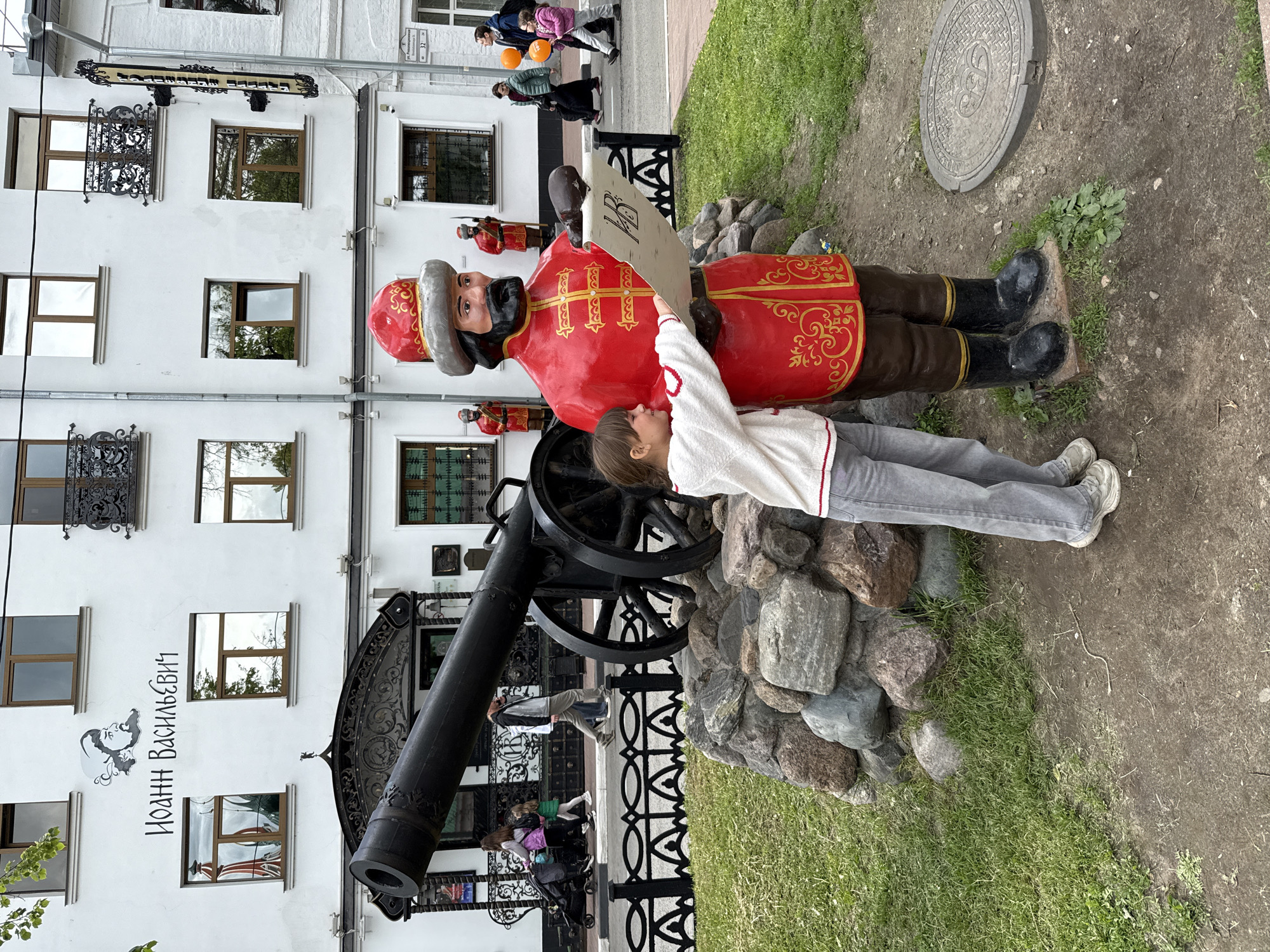 Community gatherings documented across Russian towns near statues, waterfront
