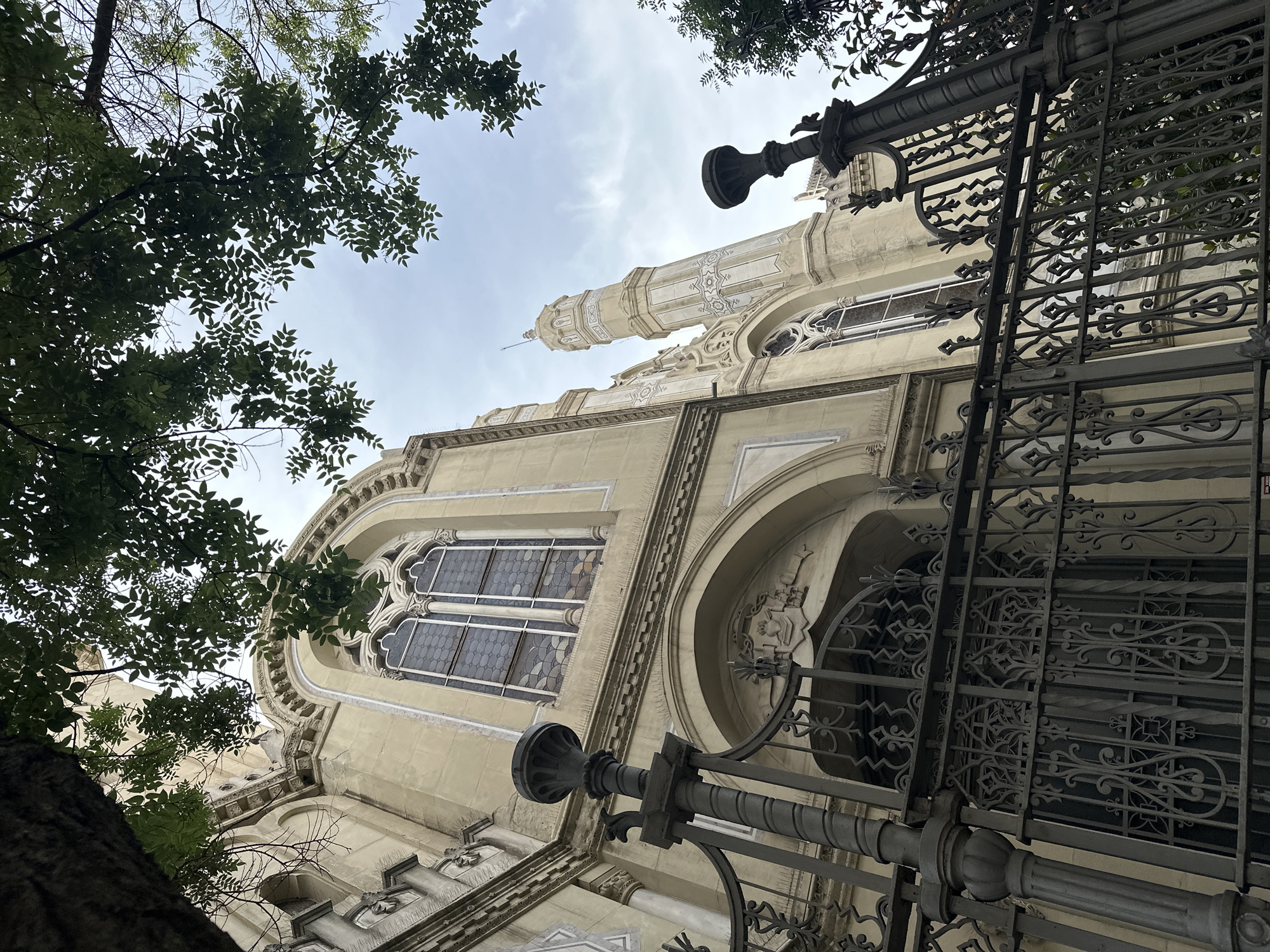 Tourist captures Madrid landmarks in 4-minute architectural tour