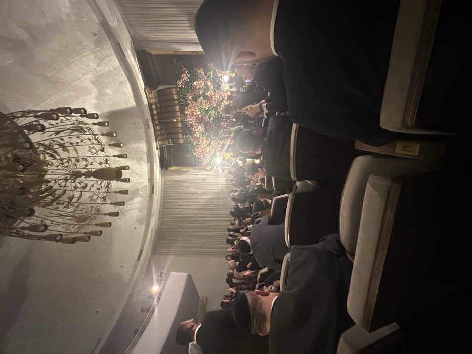 Late-night Jewish wedding ceremony held in New York theater