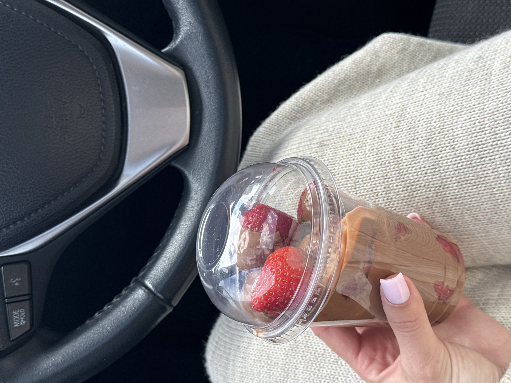 Driver enjoys strawberry chocolate treat in Kyiv vehicle