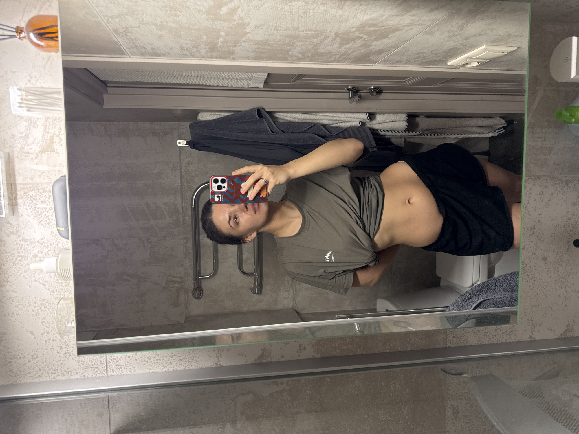 Woman documents early morning bathroom routine in Moscow