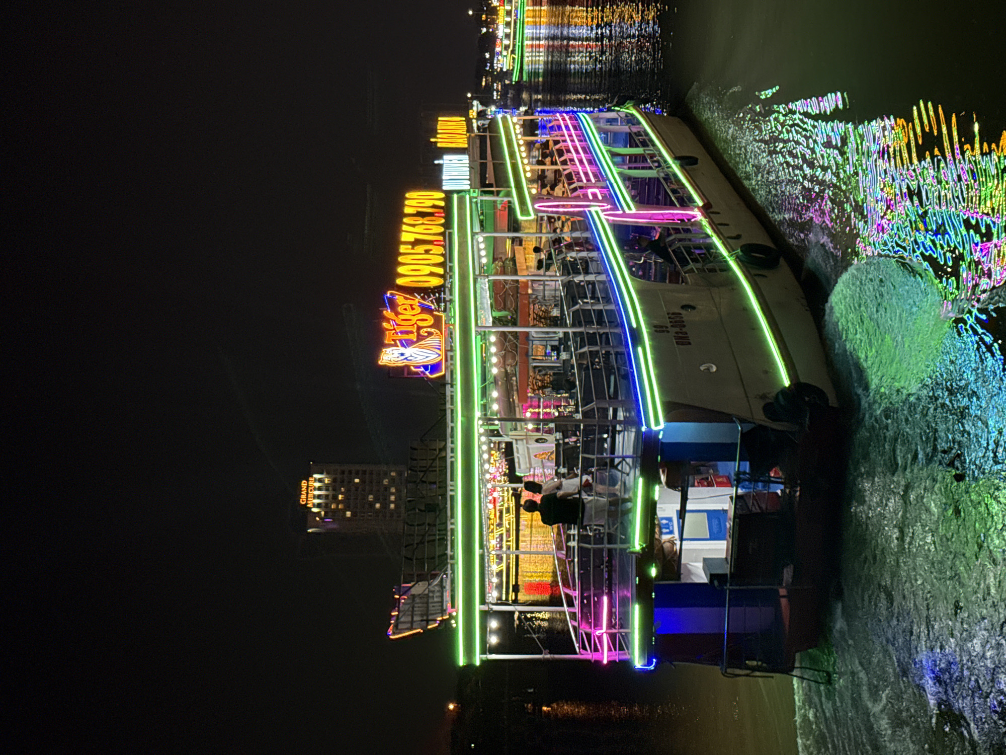 Evening river cruise boats light up Han River in Đà Nẵng