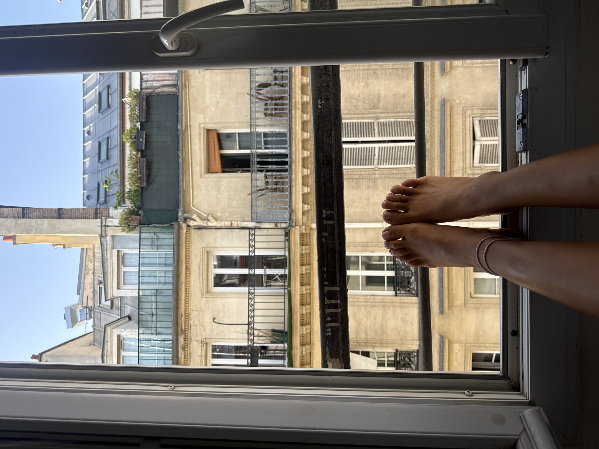 A quiet Paris evening: dinner tables, street life, windowsill views