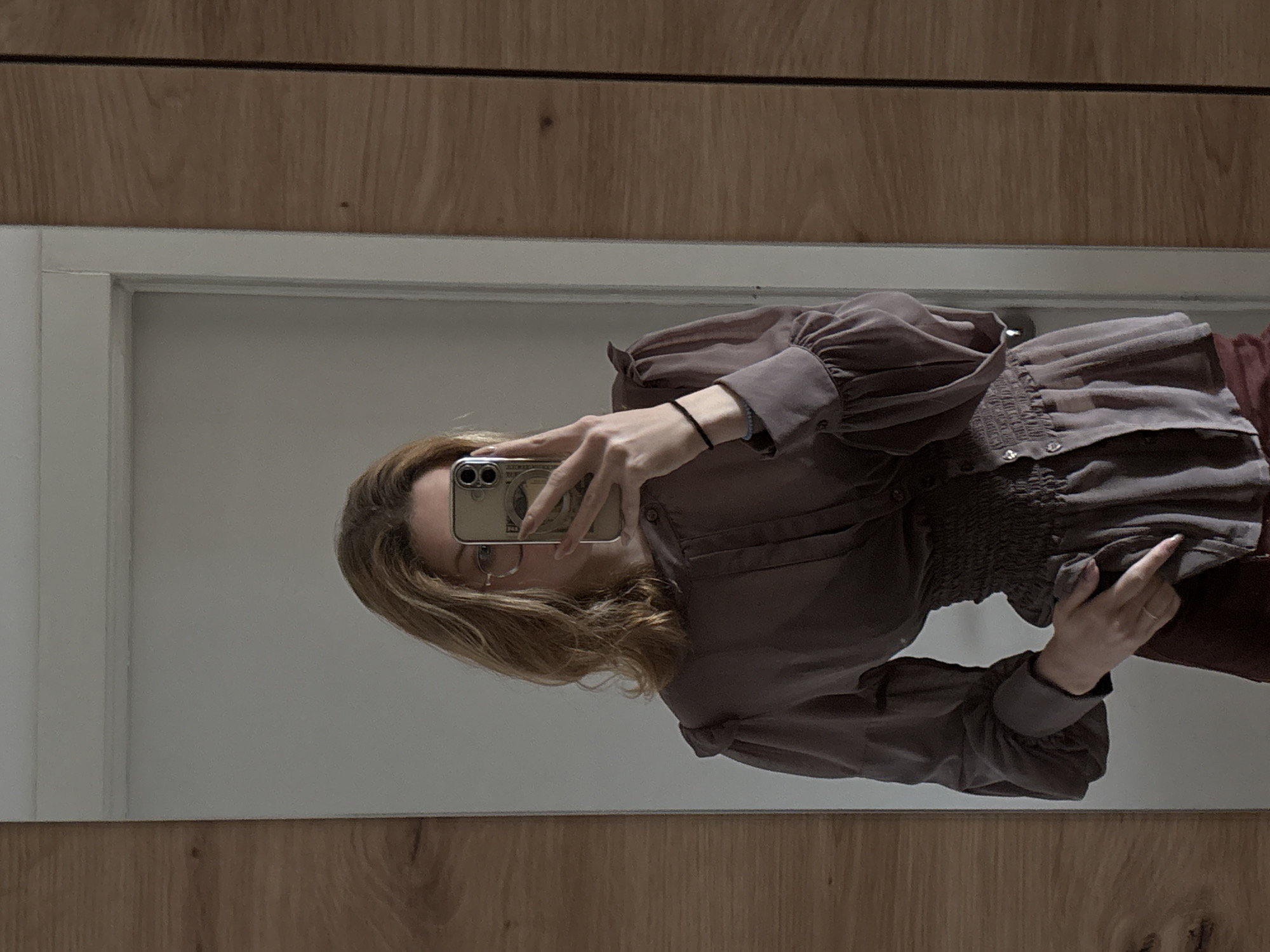 Woman takes mirror selfies in Kragujevac apartment