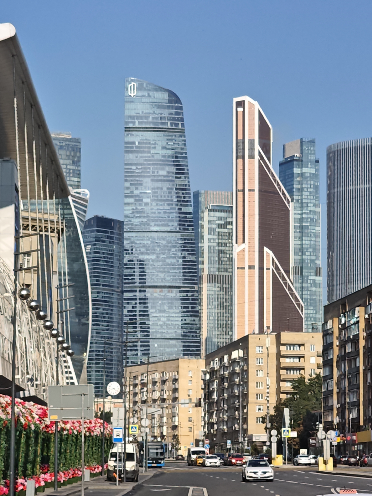 Moscow's Kiyevsky Station plaza on a sunny August morning