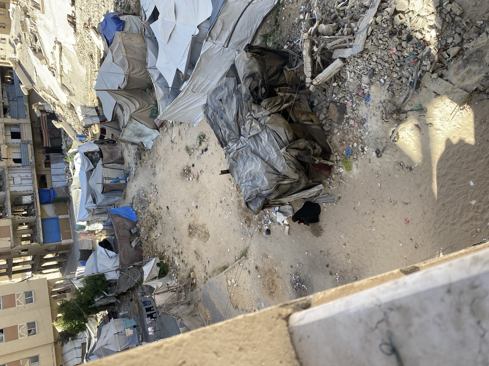 Widespread destruction and temporary shelters documented in Khan Yunis