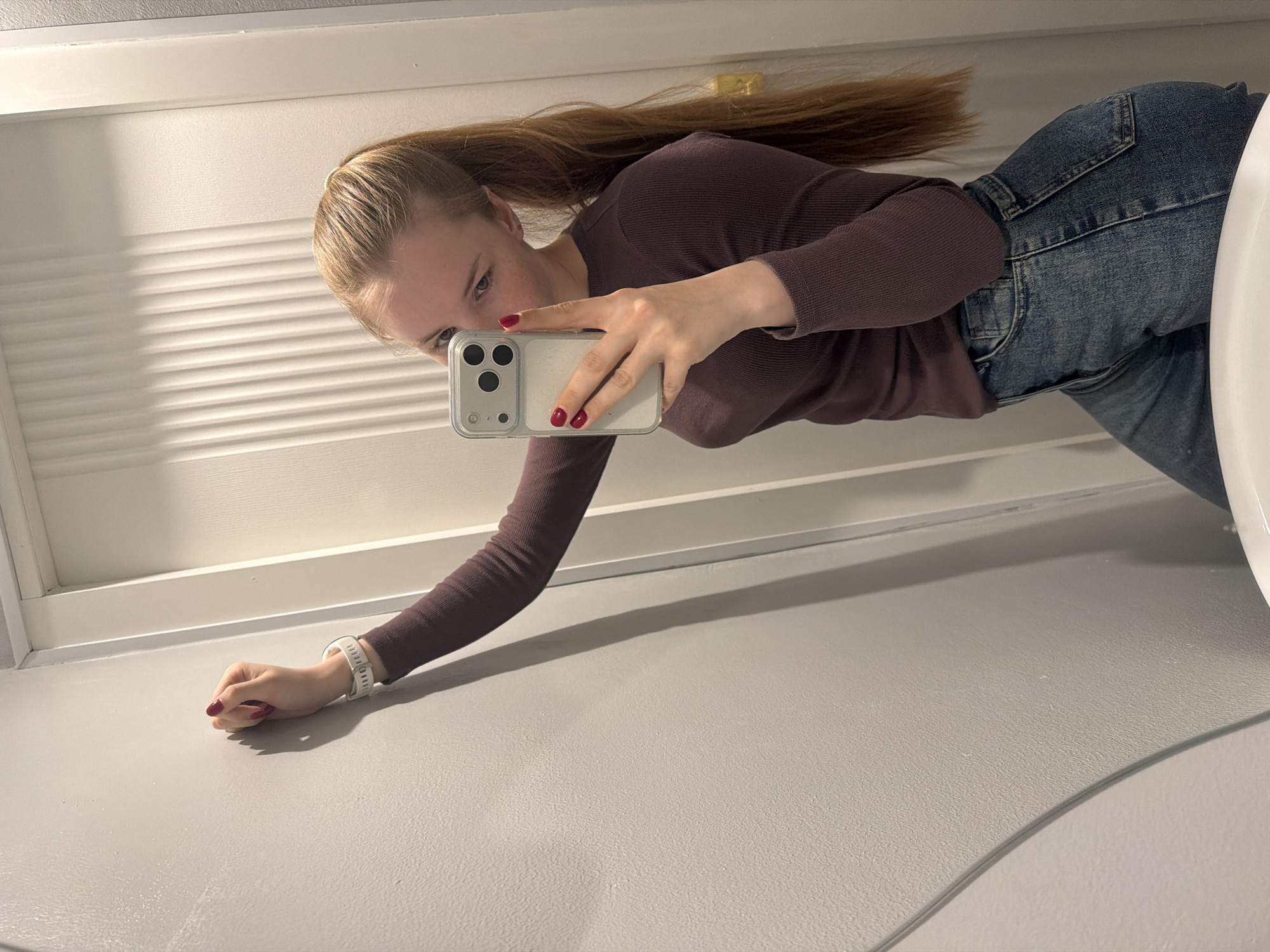 Woman takes bathroom selfies in Berezniki, Russia