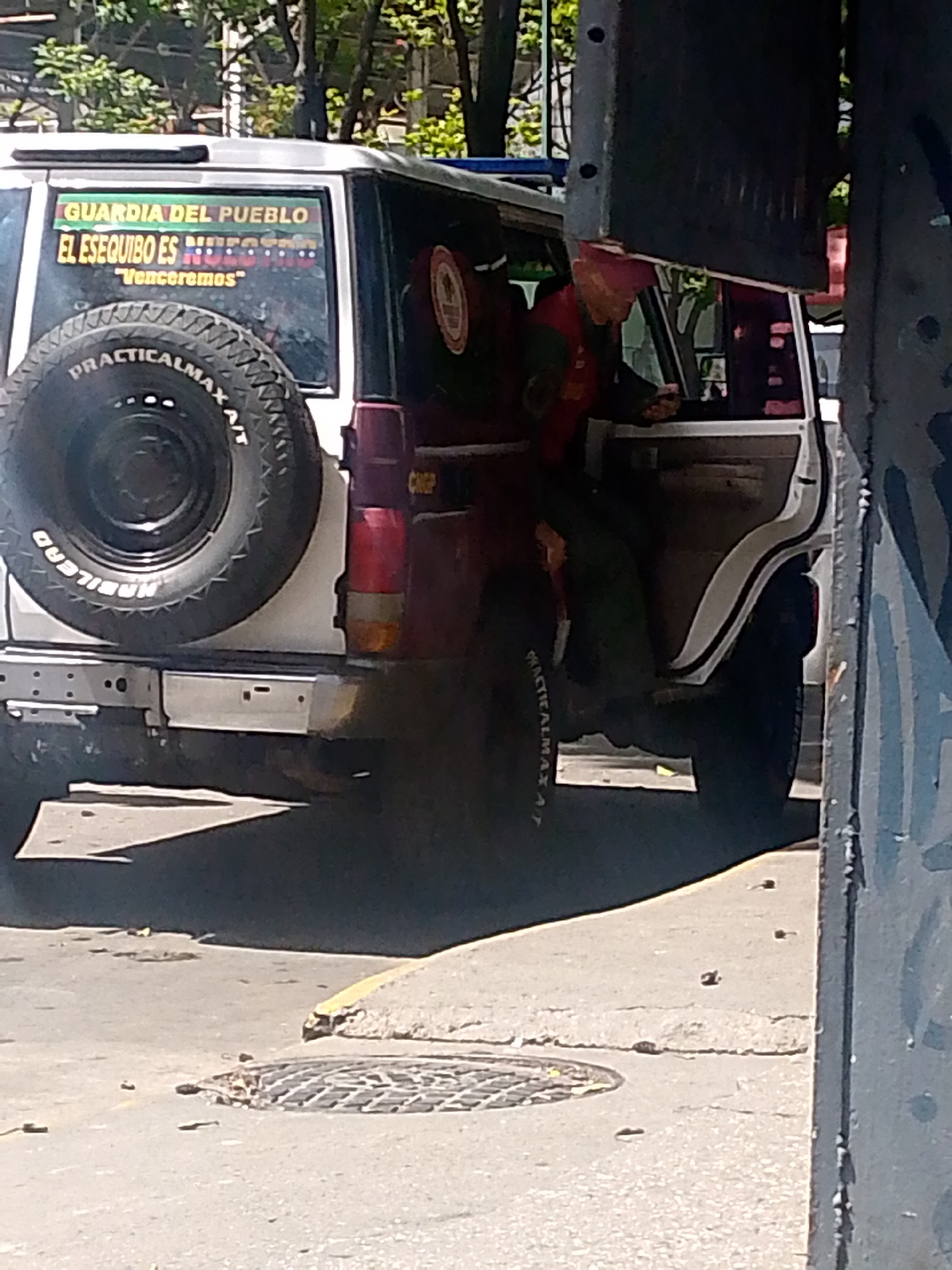 Government vehicle, urban scenes documented across Caracas neighborhoods