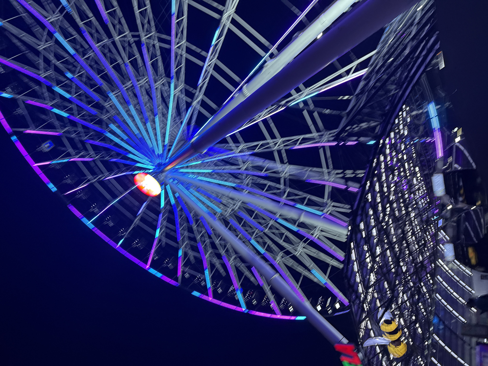 Illuminated Ferris wheel lights up Puebla night sky