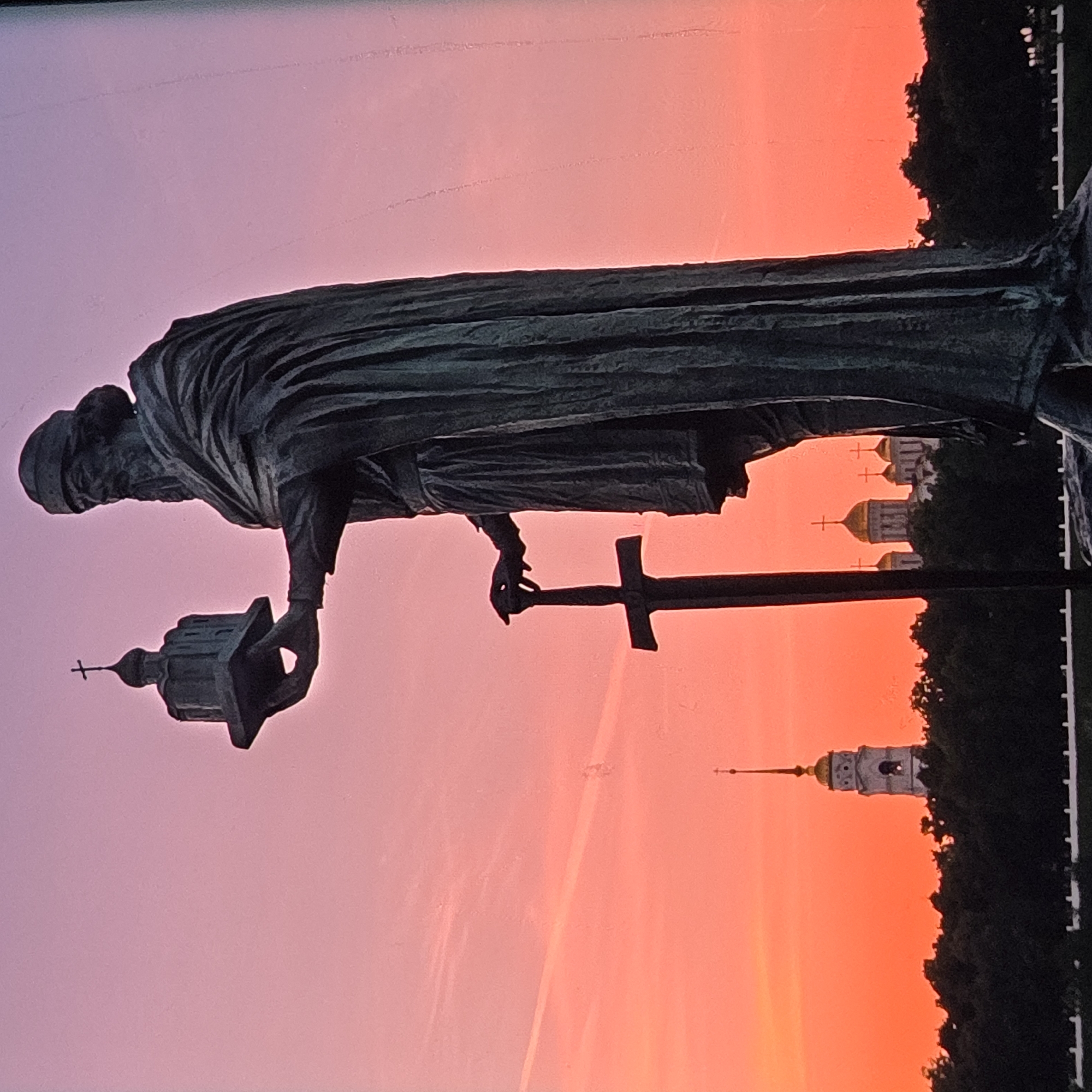 Evening tour through Vladimir's landmarks, waterways, and skyline
