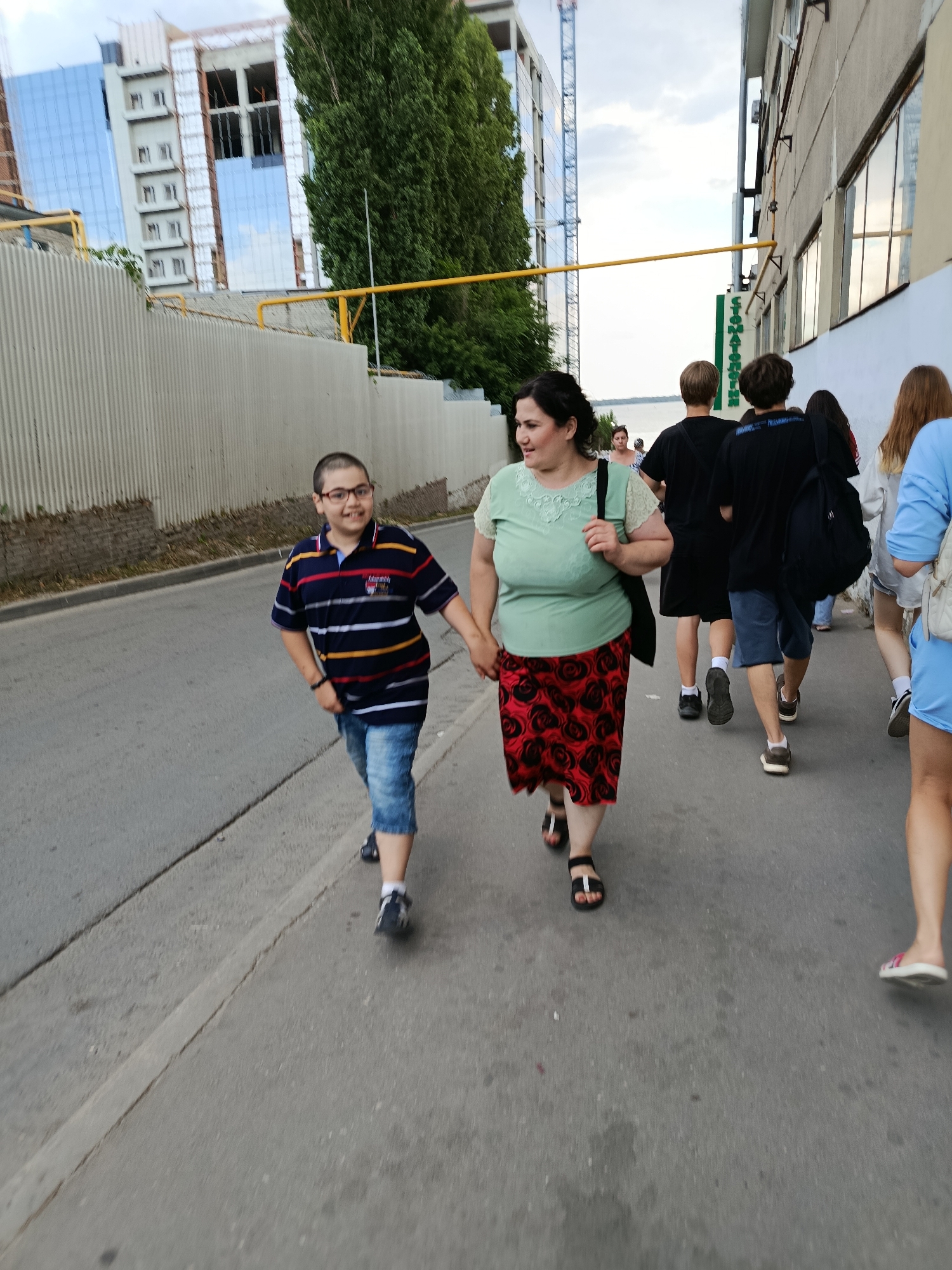 Afternoon life along Saratov's Volga embankment and city streets