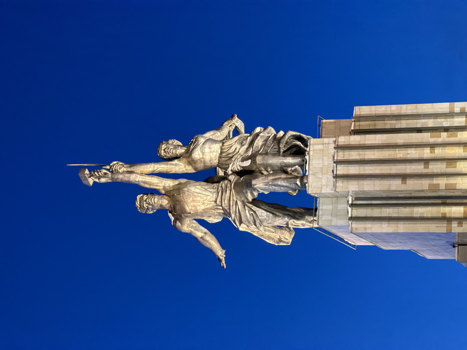 Photographer documents Moscow monuments at VDNKh during twilight