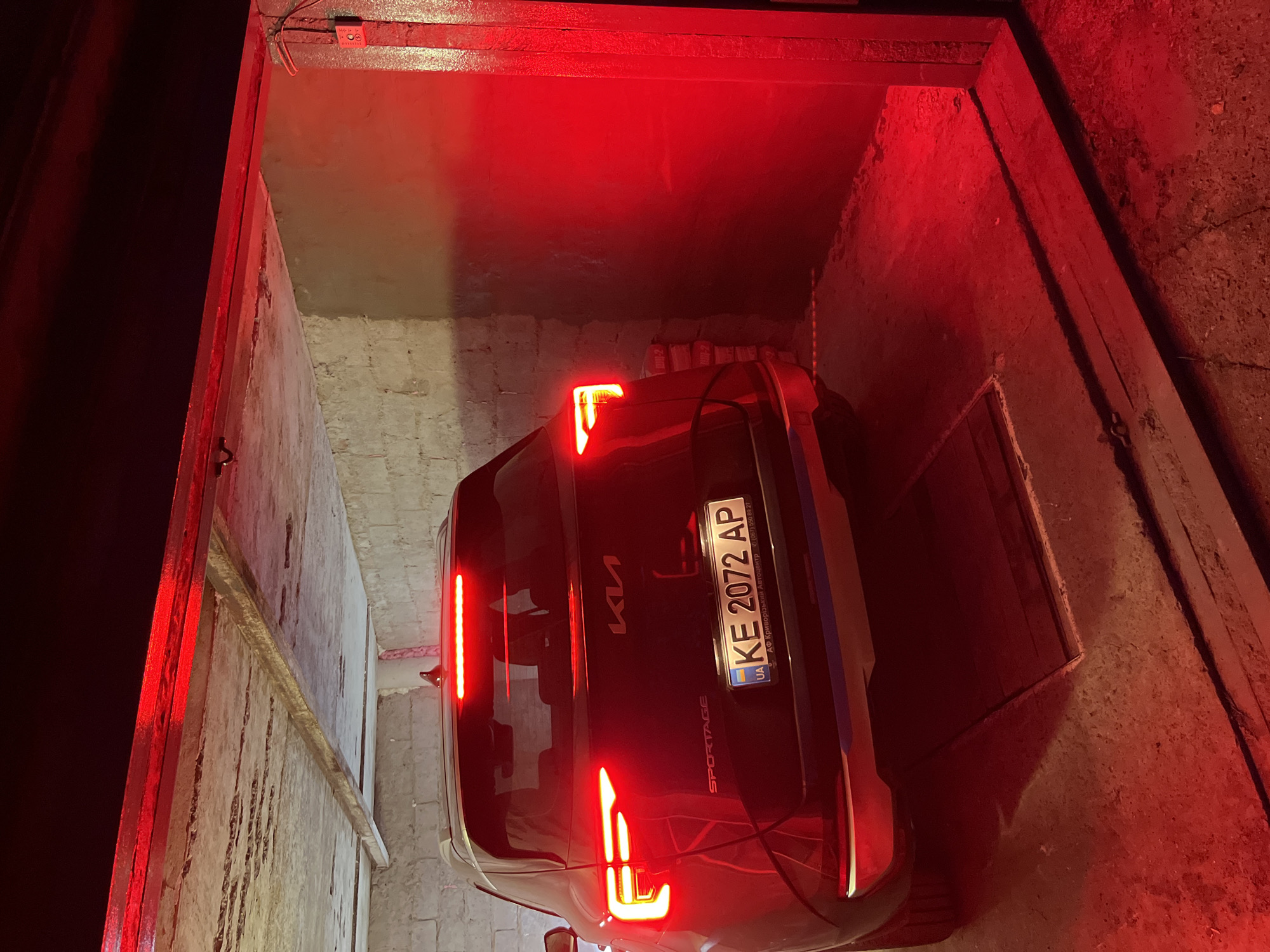 Evening vehicle activity documented in Kryvyi Rih garage, streets