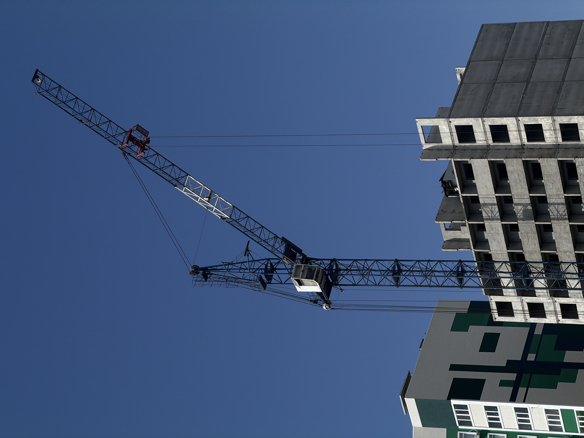 High-rise construction continues in Orenburg under clear skies