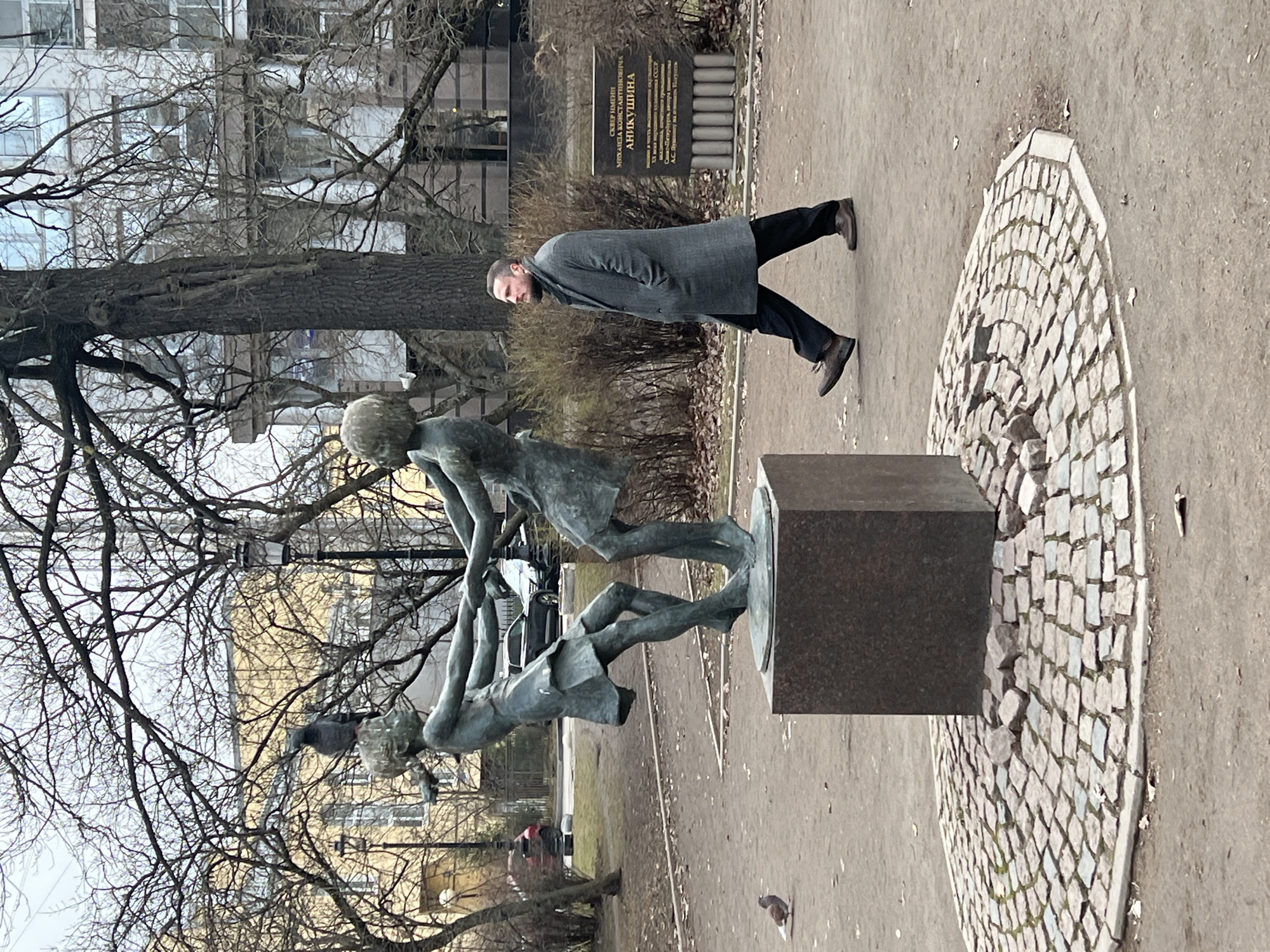 Ordinary afternoon moments documented across Saint Petersburg streets