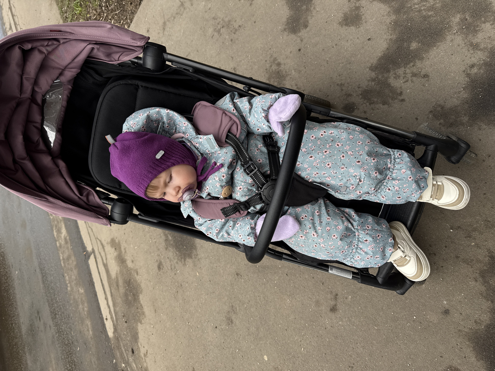 Moscow morning: babies, breakfast, sidewalks captured in routine moments