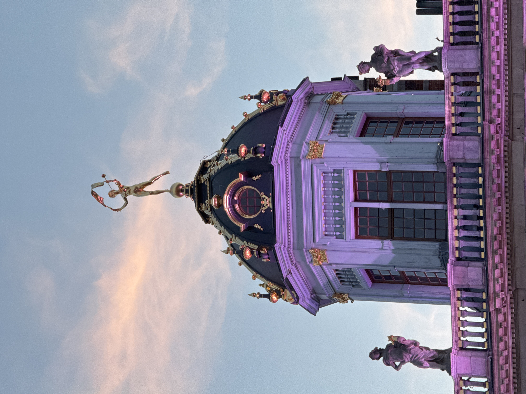 Brussels at dusk: grand architecture and street performance