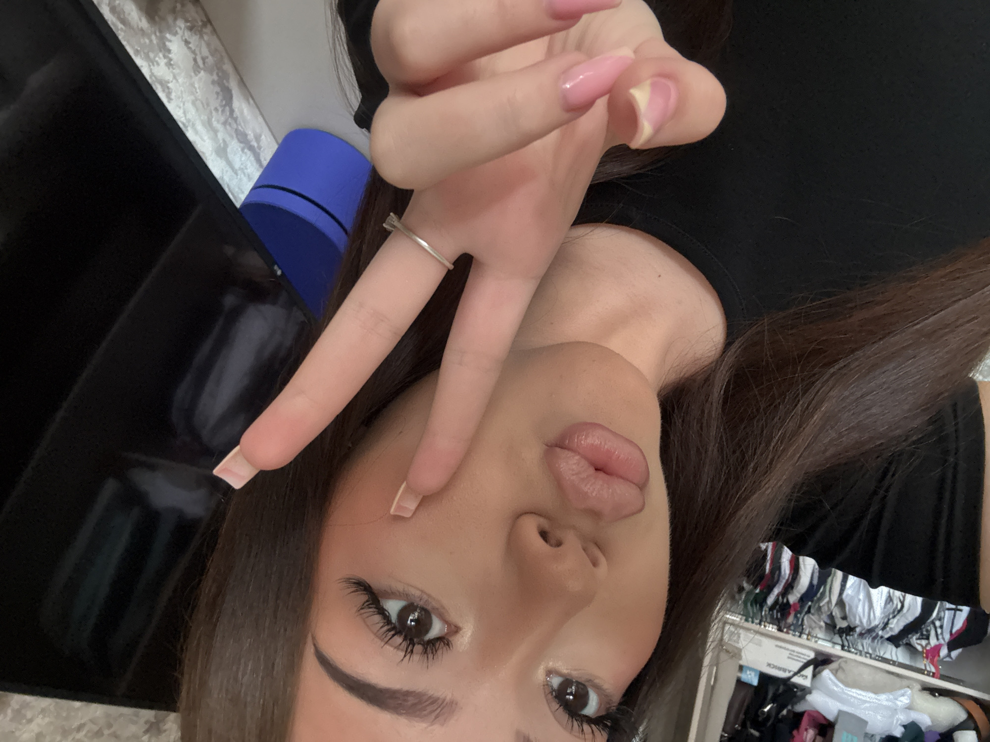 Woman documents morning routine through selfies in Naberezhnye Chelny