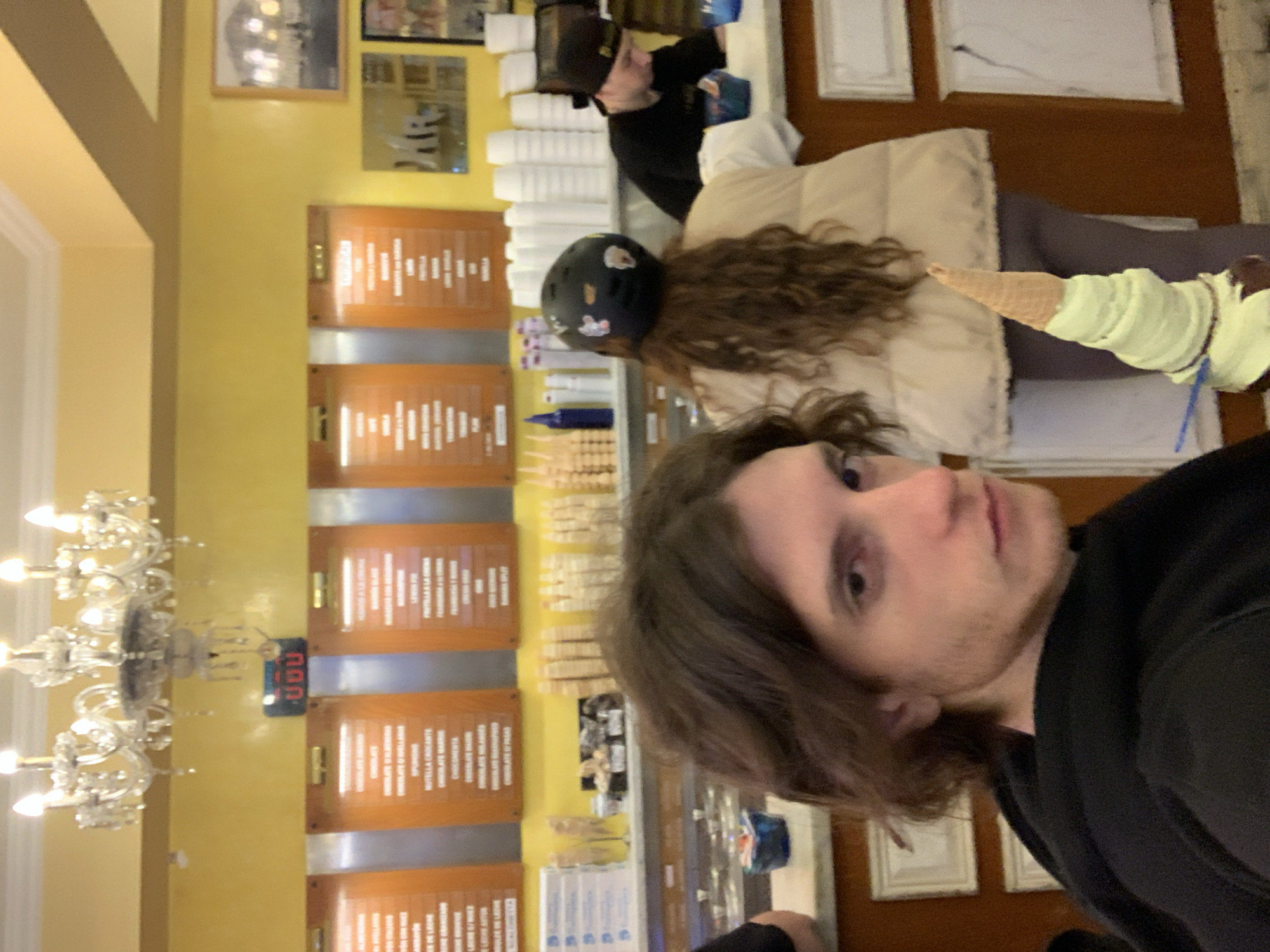 Late-night ice cream service observed at Buenos Aires shop