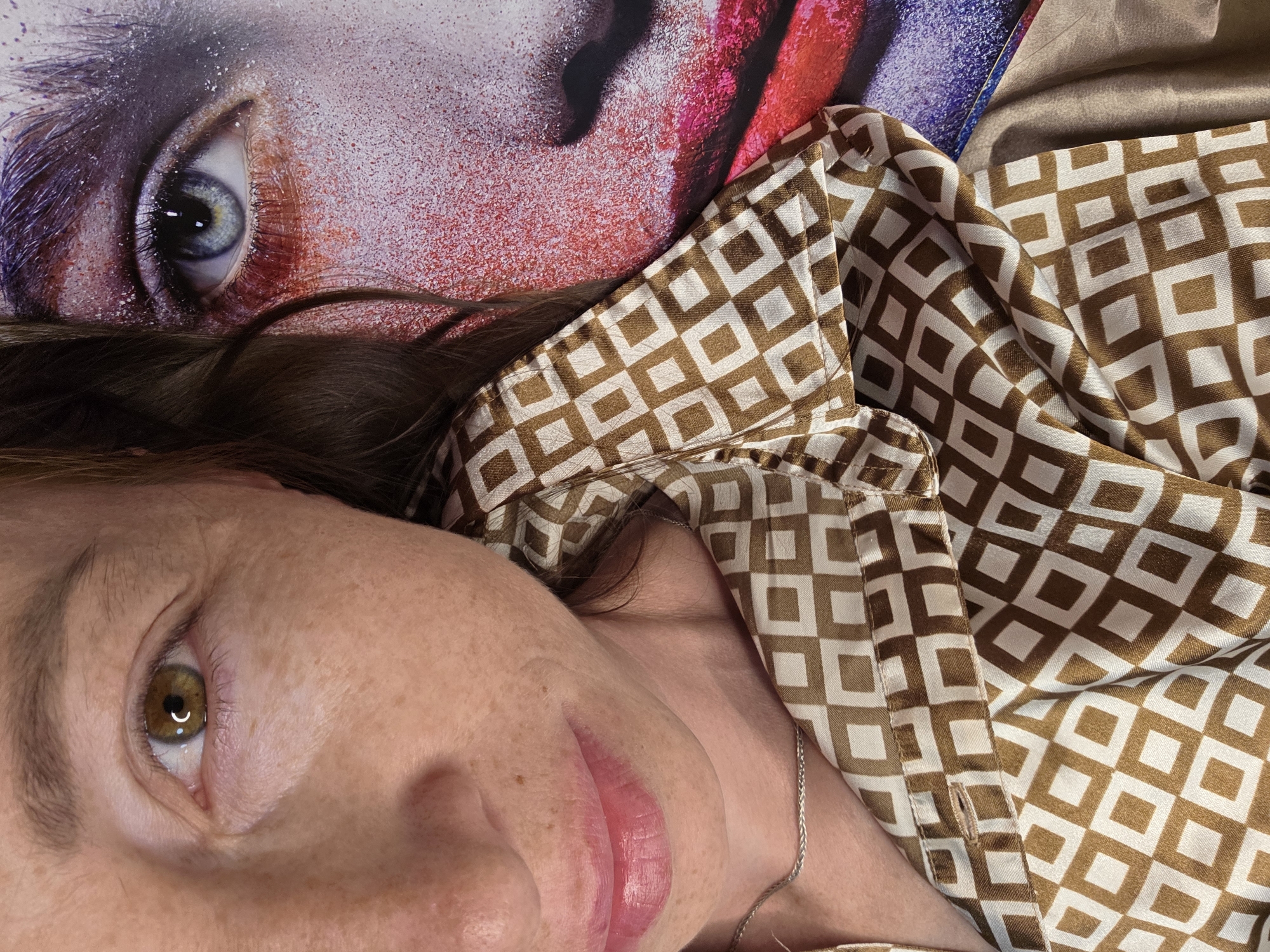 Playful selfie session with Russian text slides and fashion vibes