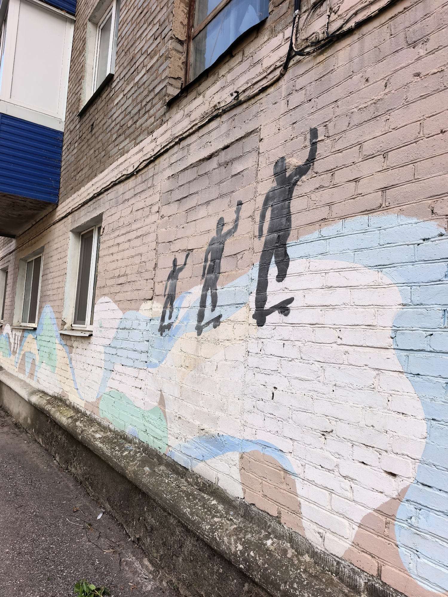 Spring blooms and street scenes documented across Sterlitamak, Russia