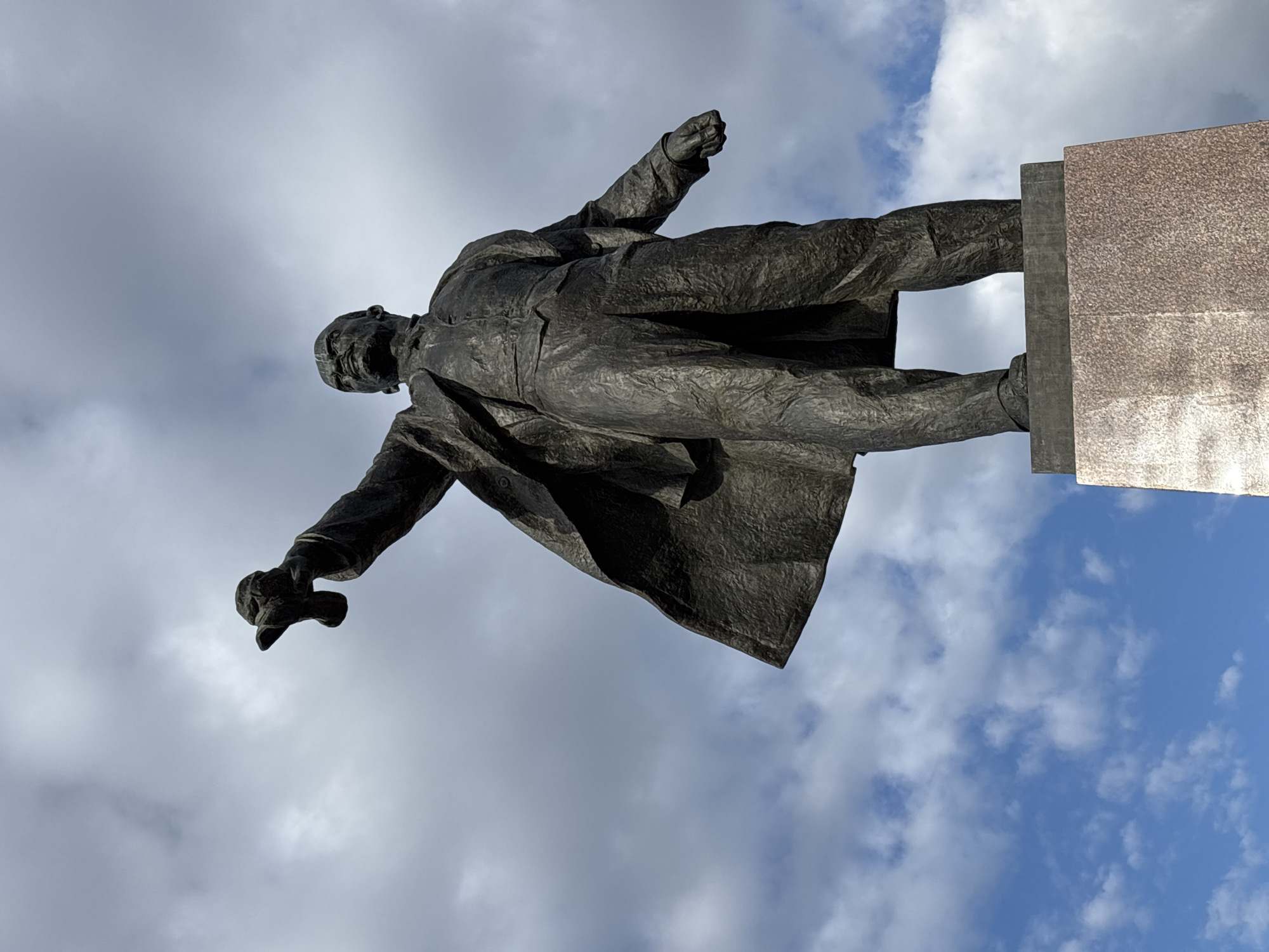 Tourist captures Lenin statue, fountains, street scenes in Saint Petersburg