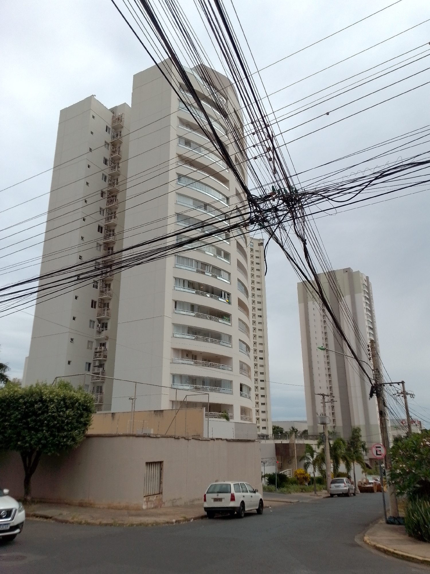 Urban life documented across Cuiabá neighborhoods during afternoon hours