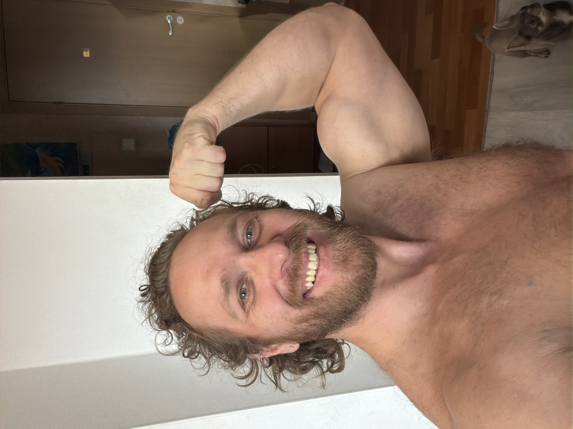 Man enjoys breakfast, flexes at Saint Petersburg home