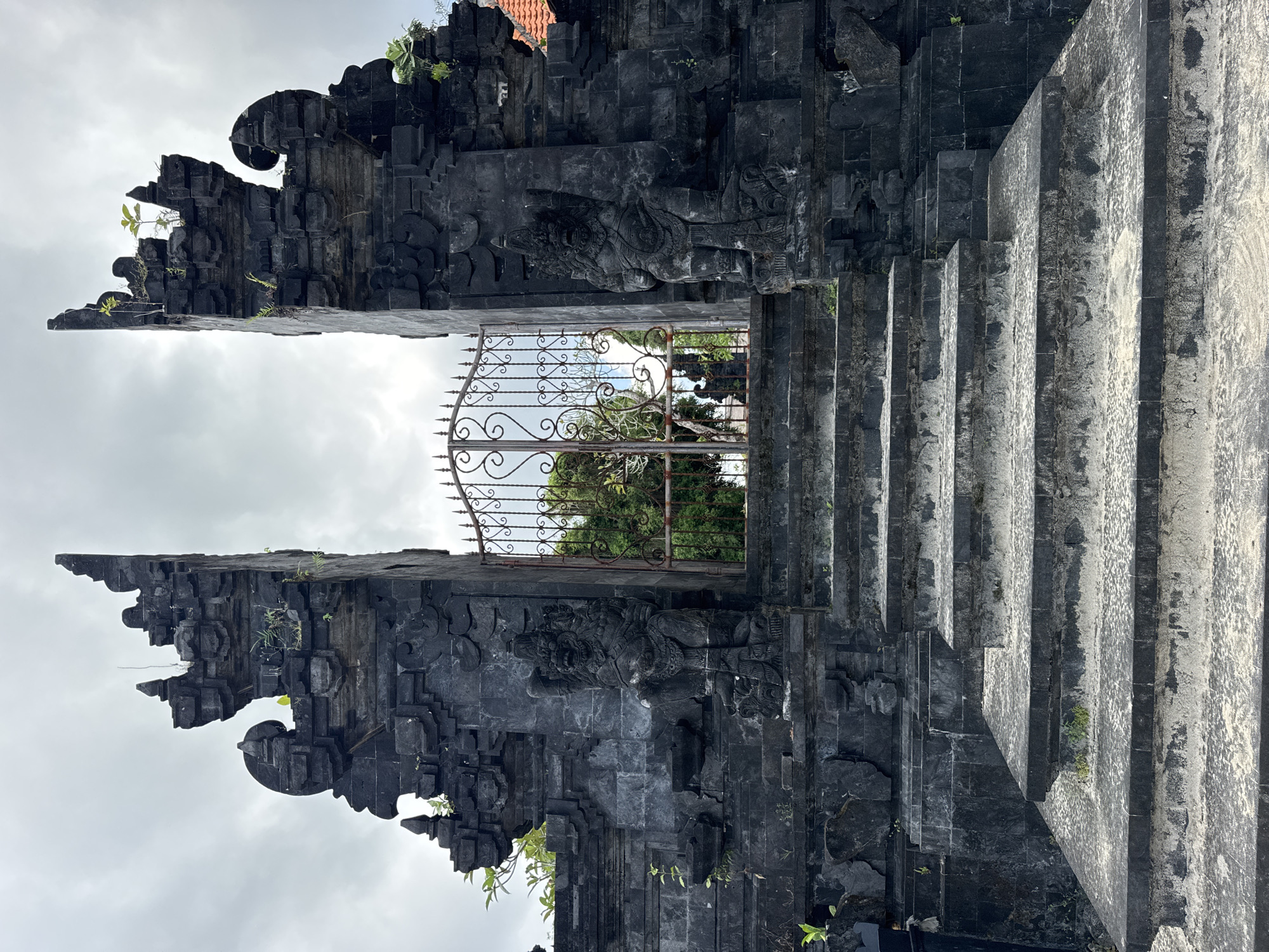 Tourist captures Balinese temples, beaches, daily life in Kuta Selatan