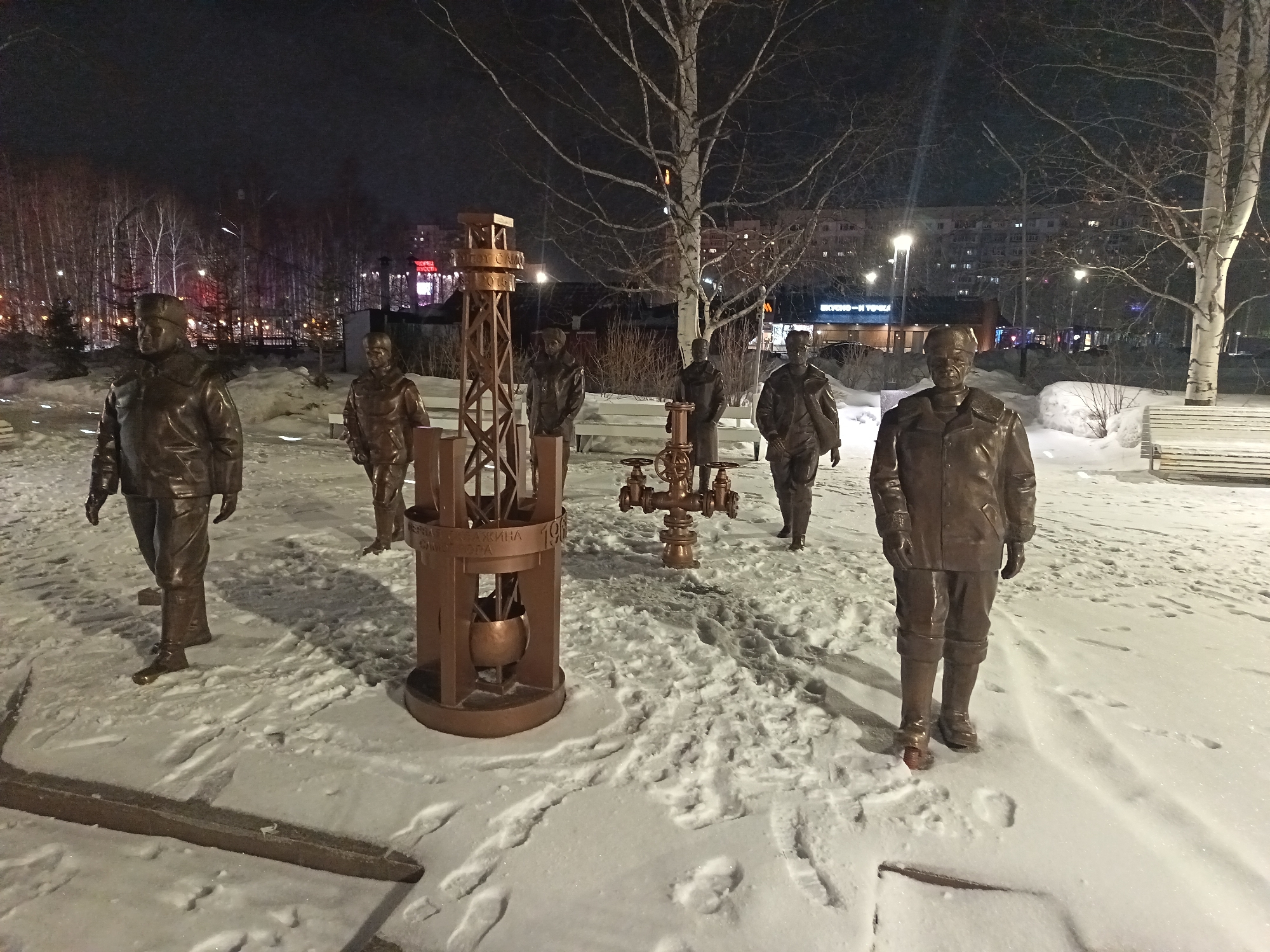 Evening snapshots capture ordinary moments across Nizhnevartovsk, Russia