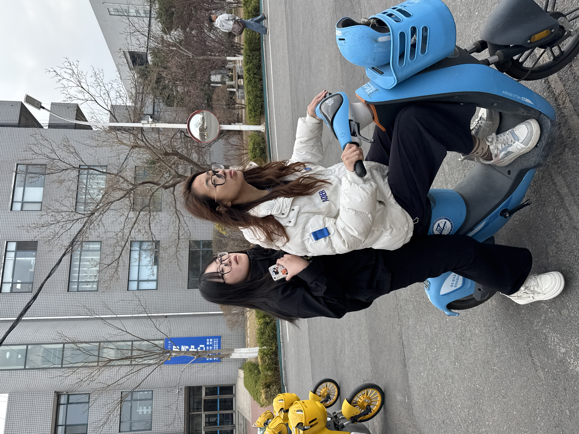 Early morning street activity captured in Zhongtun, China