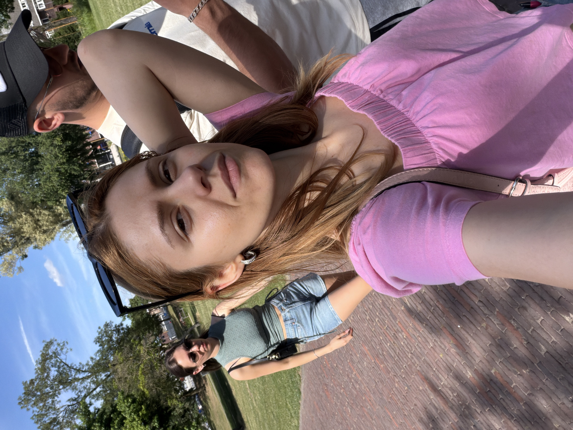 Afternoon at Kasteel Helmond: castle, moat, sculptures, and sunshine