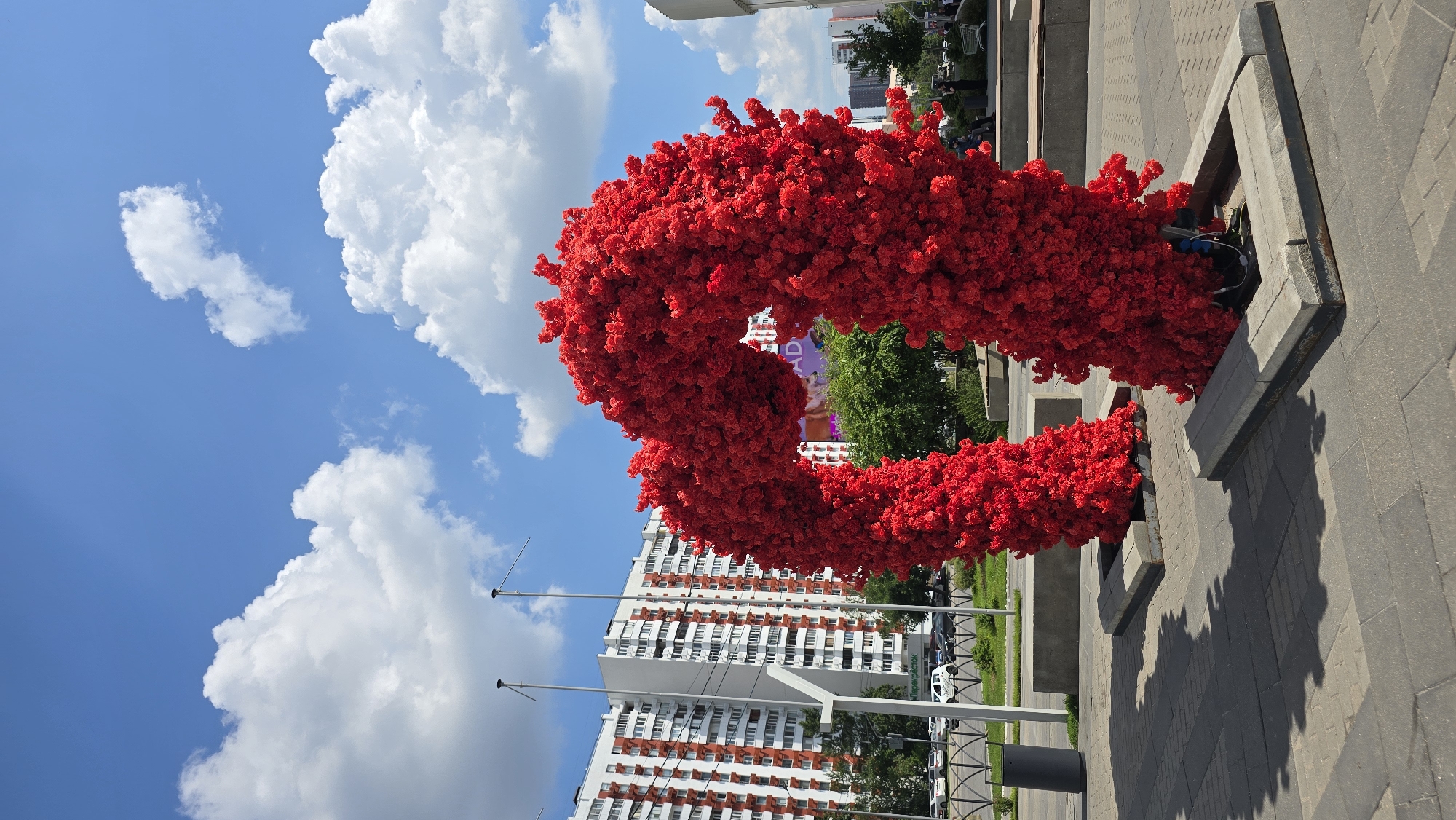 Khoroshyovskaya metro station, red heart sculpture, and landscape art panels