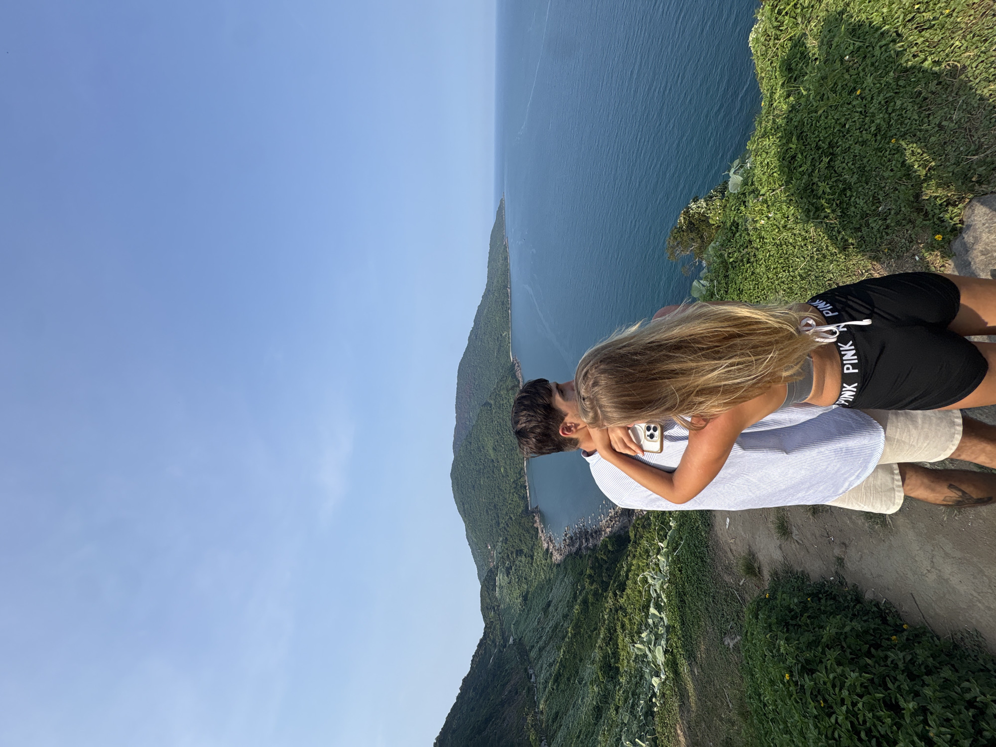Couple enjoys scenic cliff overlook in Đà Nẵng, Vietnam